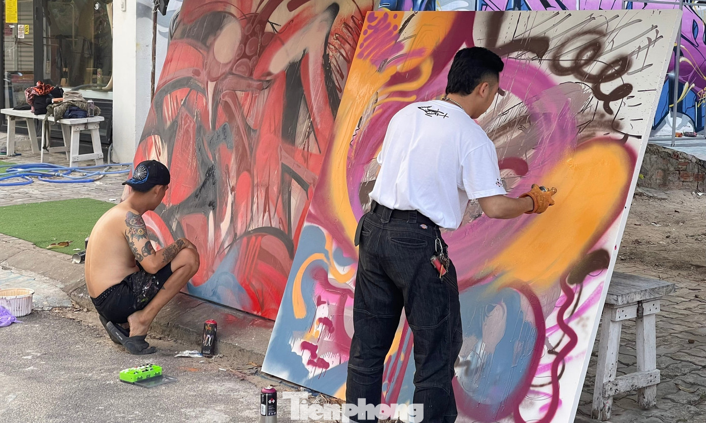 Danny Đào – nghệ sĩ đường phố tự do (TP. Hồ Chí Minh) - lần thứ 2 tham gia dự án Nam Jam tại Đà Nẵng. “Việc vẽ tranh graffiti như là thử thách, trải nghiệm cho người nghệ sĩ. Mình mong muốn mang lại sự hiểu biết cho bà con, để mọi người, mọi lứa tuổi đều được tiếp cận với nghệ thuật đường phố hay tranh bích họa. Từ đó, mọi người cởi mở hơn với nghệ thuật đường phố. Ngoài ra quan hệ giữa nghệ sĩ với công chúng phải có sự trao đổi, đối thoại giữa hai bên. Vì thế những bức tranh tại đây như là sân chơi để mọi người tự do sáng tạo, ai cũng có thể tham gia, tìm hiểu”, anh Danny Đào chia sẻ.
