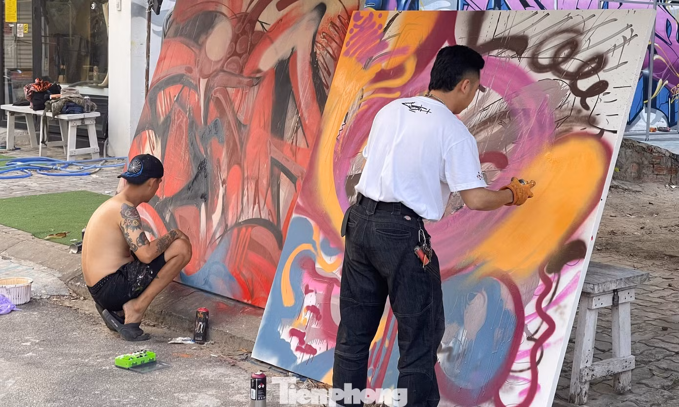 Danny Đào – nghệ sĩ đường phố tự do (TP. Hồ Chí Minh) - lần thứ 2 tham gia dự án Nam Jam tại Đà Nẵng. “Việc vẽ tranh graffiti như là thử thách, trải nghiệm cho người nghệ sĩ. Mình mong muốn mang lại sự hiểu biết cho bà con, để mọi người, mọi lứa tuổi đều được tiếp cận với nghệ thuật đường phố hay tranh bích họa. Từ đó, mọi người cởi mở hơn với nghệ thuật đường phố. Ngoài ra quan hệ giữa nghệ sĩ với công chúng phải có sự trao đổi, đối thoại giữa hai bên. Vì thế những bức tranh tại đây như là sân chơi để mọi người tự do sáng tạo, ai cũng có thể tham gia, tìm hiểu”, anh Danny Đào chia sẻ.