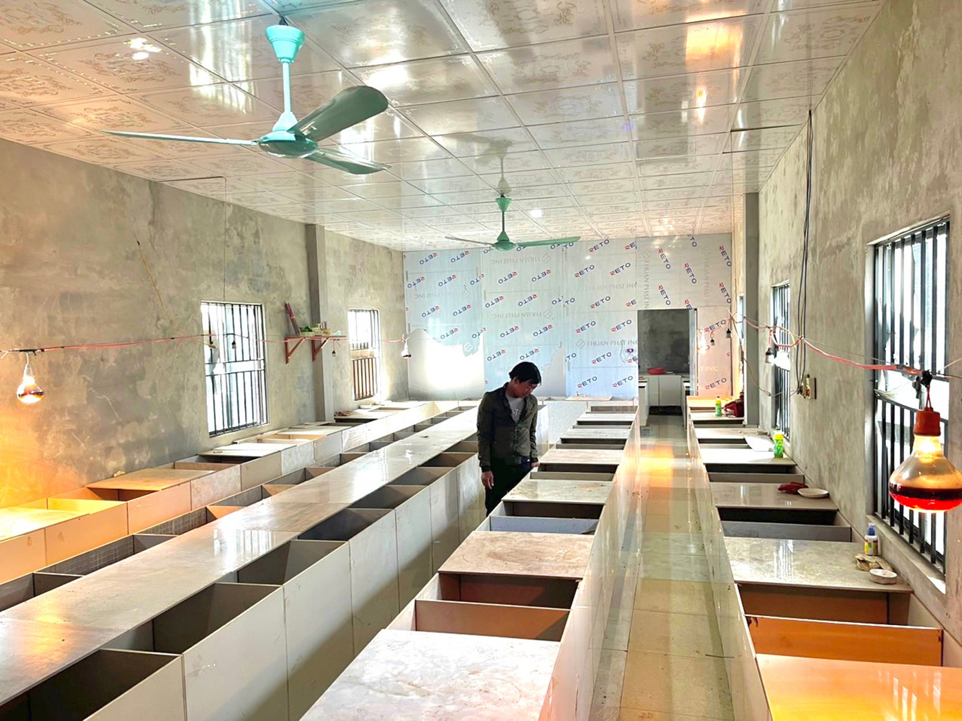 Để dúi phát triển nhanh và khỏe mạnh, môi trường của chúng phải thoáng mát, sạch sẽ. Về mùa đông, phải đảm bảo được độ ấm. Chính vì vậy, trang trại nuôi dúi của Bảo đã lắp đặt hệ thống quạt, điều hòa, đèn chiếu sáng để dùng khi thời tiết thay đổi. (Ảnh: Nguyễn Nhung)