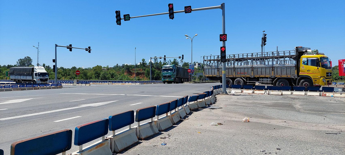 Tại khu vực đường tránh Nam Hải Vân, xe tải, xe container vẫn chạy đều đặn. Nhiều xe trong số đó rẽ về hướng TP Đà Nẵng để vào Cảng Tiên Sa bên bán đảo Sơn Trà - ảnh Tr.T Tại khu vực đường tránh Nam Hải Vân, xe tải, xe container vẫn chạy đều đặn. Nhiều xe trong số đó rẽ về hướng TP Đà Nẵng để vào Cảng Tiên Sa bên bán đảo Sơn Trà - ảnh Tr.T