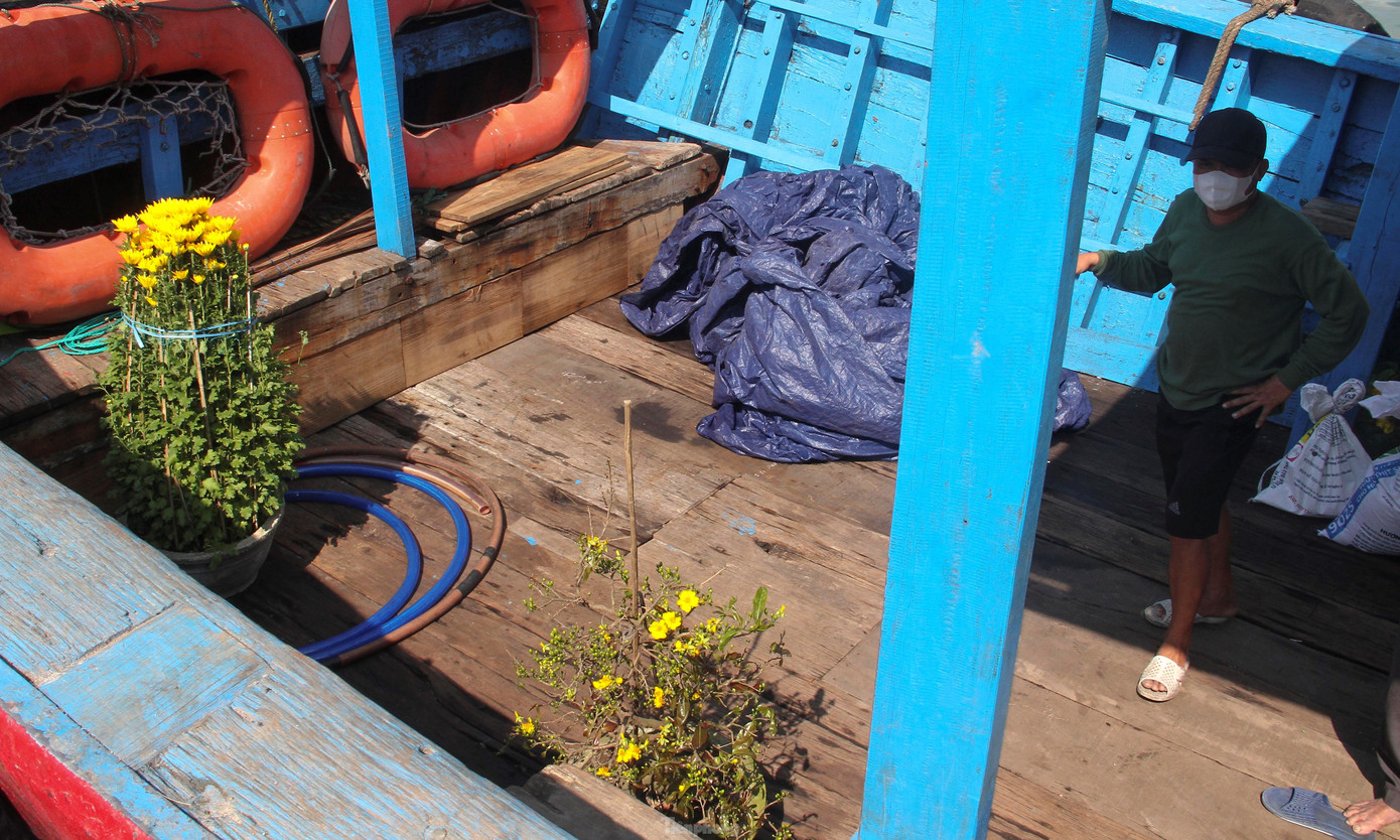 Những chậu hoa vạn thọ được người dân mua đem lên đò mang ra xã đảo Nhơn Châu. (Ảnh: Trương Định)