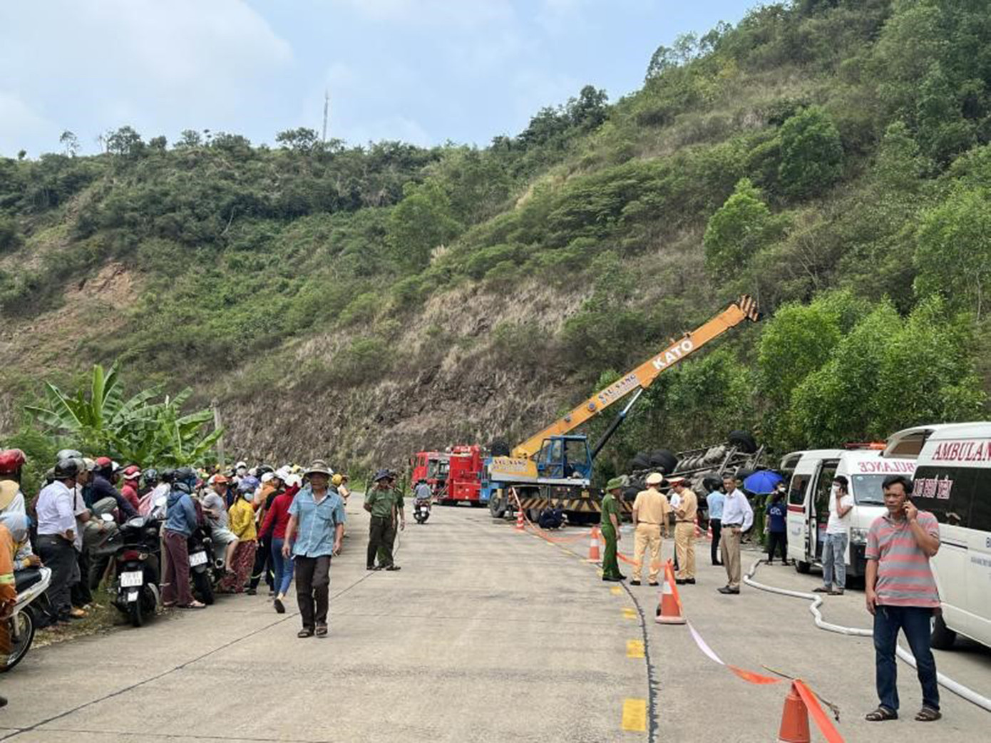 Vụ tai nạn thu hút hàng trăm người dân hiếu kỳ đứng xem dọc tuyến ĐT643. Ảnh: Huyền Oanh.