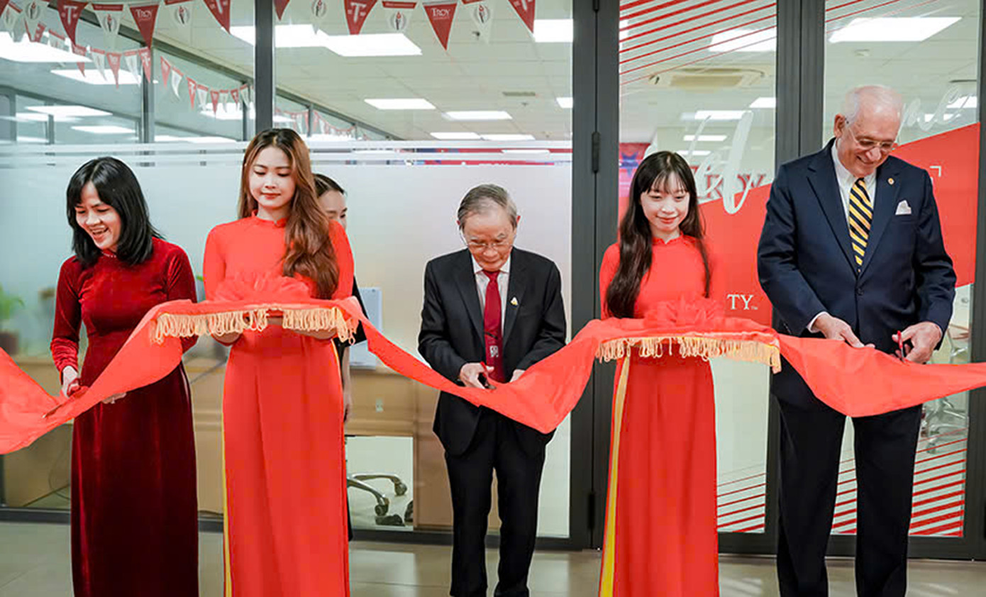 GS.TS. Jack Hawkins - Chủ tịch ĐH Troy khai trương Văn phòng Đại diện của ĐH Troy ở ĐH Duy Tân