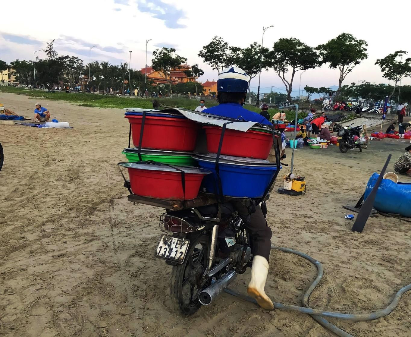 Xe chở hải sản vội vã rời đi, di chuyển về các chợ khác trên địa bàn thành phố. Ảnh: Thu Hương Xe chở hải sản vội vã rời đi, di chuyển về các chợ khác trên địa bàn thành phố. Ảnh: Thu Hương