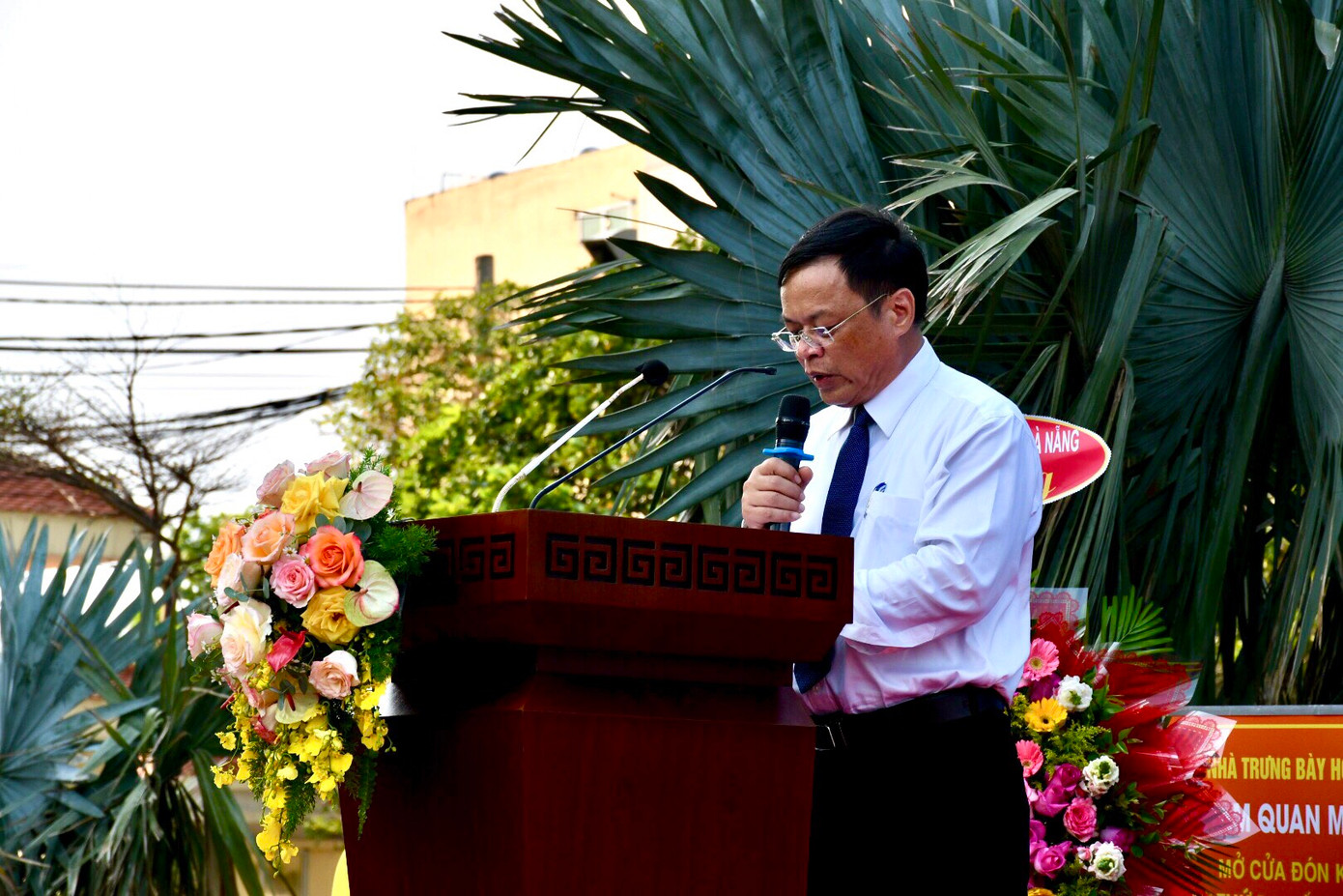 Phát biểu khai mạc, ông Võ Ngọc Đồng (Chủ tịch UBND huyện Hoàng Sa, TP Đà Nẵng) khẳng định: “Triển lãm góp phần tái hiện truyền thống vươn khơi bám biển của tiền nhân. Bên cạnh tư liệu Châu bản triều Nguyễn, triển lãm lần này cũng giới thiệu các hình ảnh, bản đồ về Hoàng Sa. Trong đó có bản đồ huyện đảo Hoàng Sa mới nhất bằng tiếng Việt và tiếng Anh của NXB Tài nguyên - Môi trường và Bản đồ Việt Nam”. Ảnh: Phượng – Nhung.