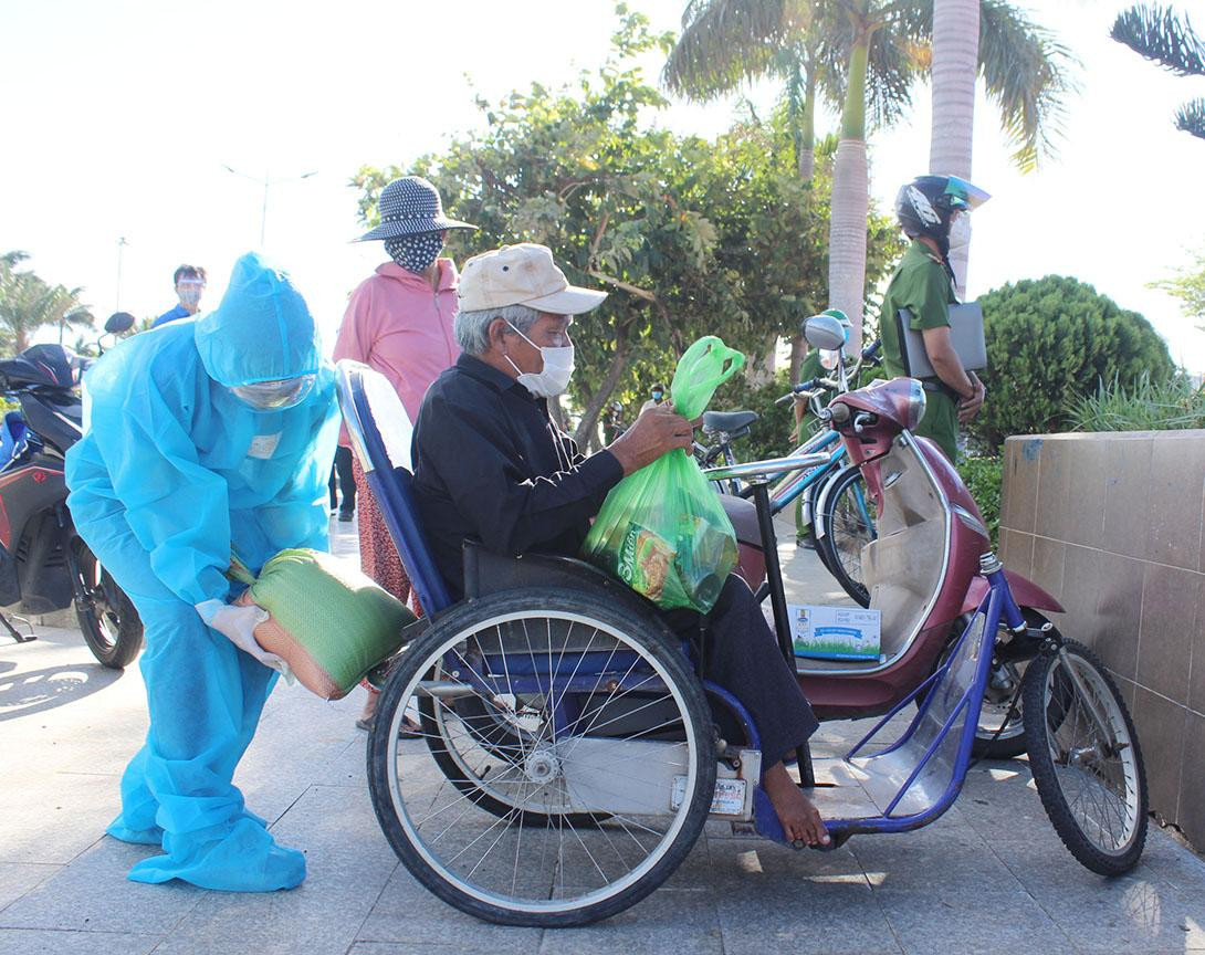 Riêng các trường hợp đi lại khó khăn được các bạn ĐVTN hỗ trợ nhận và vận chuyển giúp