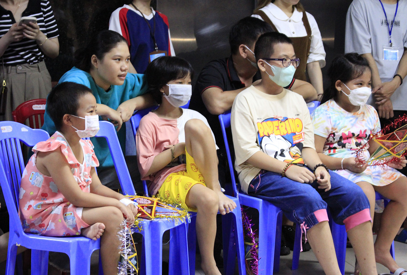 Các em nhỏ háo hức đón xem những tiết mục đặc sắc được các anh chị TNV kỳ công chuẩn bị như diễn kịch, nhảy, múa lân, phá cỗ. (Ảnh: Thu Loan Nguyễn) Các em nhỏ háo hức đón xem những tiết mục đặc sắc được các anh chị TNV kỳ công chuẩn bị như diễn kịch, nhảy, múa lân, phá cỗ. (Ảnh: Thu Loan Nguyễn)