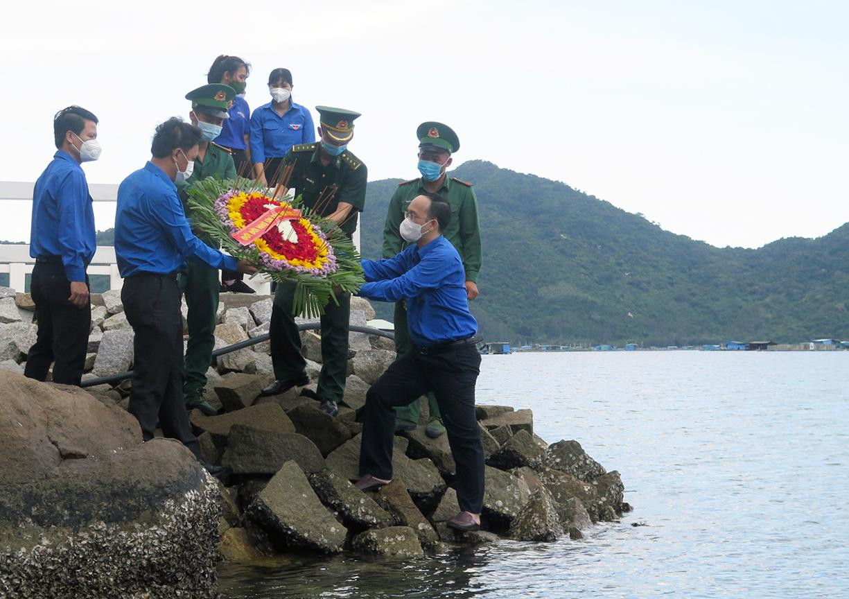 Tuổi trẻ Phú Yên thả vòng hoa tri ân các anh hùng liệt sĩ đã hy sinh tại bến tàu không số Vũng Rô - Ảnh Huyền Oanh