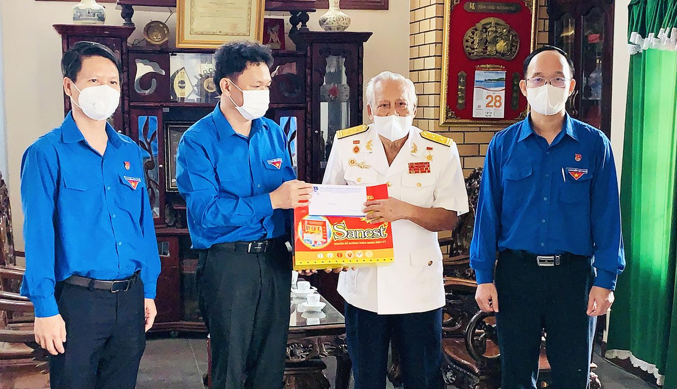 Thường trực Tỉnh Đoàn Phú Yên thăm và tặng quà cho Anh hùng LLVTND Trung tá Hồ Đắc Thạnh (nguyên Trưởng tàu 41, Đoàn 125- Đoàn tàu Không số) - Ảnh H.O