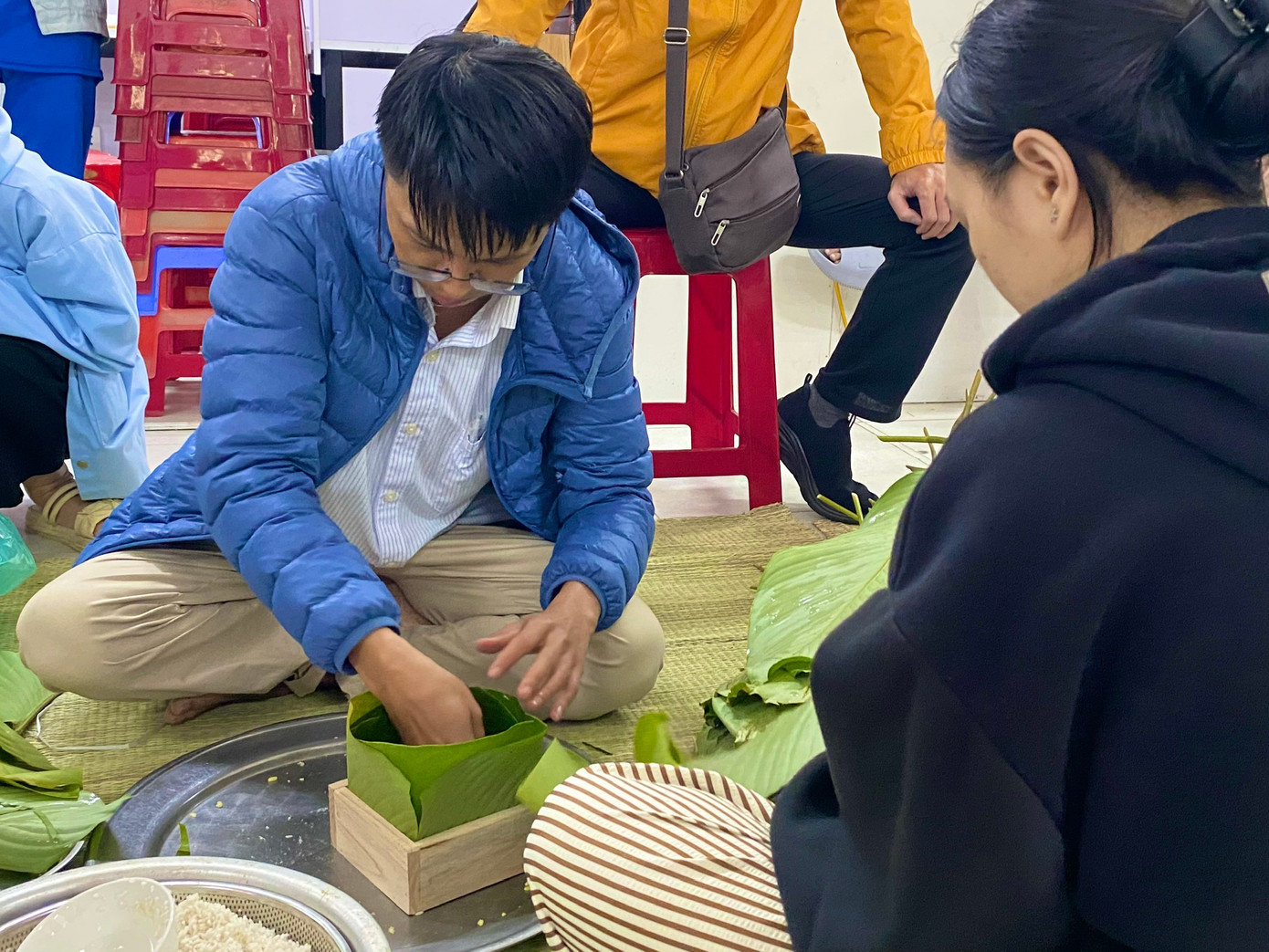 Lần đầu tiên các bạn sinh viên quốc tế được tự tay gói bánh chưng, bánh tét ngày Tết, với sự hướng dẫn tận tình của các thầy cô giáo.