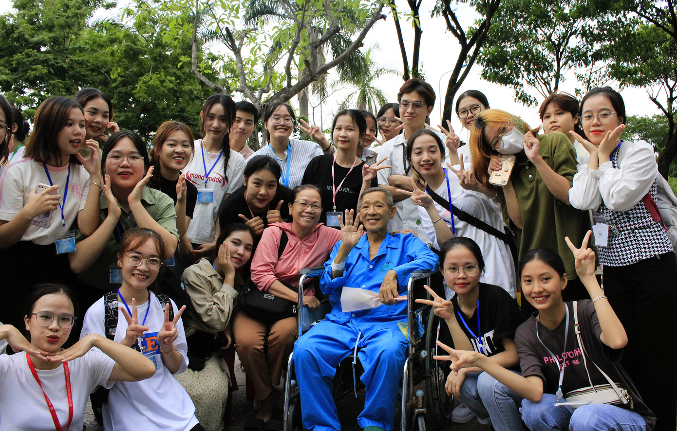 Những cái vỗ tay lắc lư theo điệu nhạc và nụ cười rạng rỡ của các bệnh nhân là điều ý nghĩa nhất mà Dự án “Một bức tranh nhiều hy vọng” đạt được thông qua chương trình Tết Trung thu. (Ảnh: Thu Loan Nguyễn) Những cái vỗ tay lắc lư theo điệu nhạc và nụ cười rạng rỡ của các bệnh nhân là điều ý nghĩa nhất mà Dự án “Một bức tranh nhiều hy vọng” đạt được thông qua chương trình Tết Trung thu. (Ảnh: Thu Loan Nguyễn)