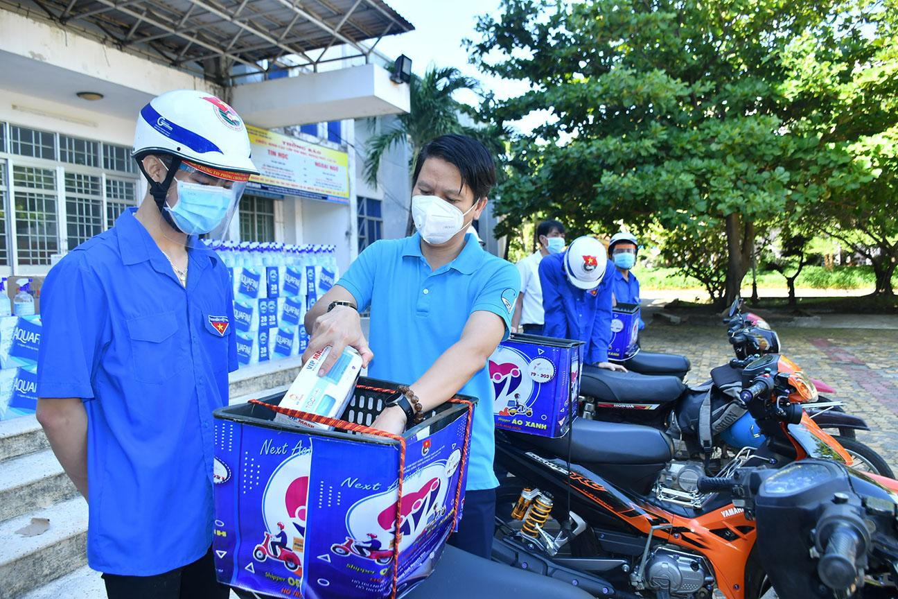 Anh Lương Minh Tùng - Phó Bí thư Tỉnh Đoàn, Chủ tịch Hội LHTN Việt Nam tỉnh Phú Yên chuyển khẩu trang, nước sát khuẩn cho Đội “shipper 0 đồng - shipper áo xanh” gửi tặng cho lực lượng tuyến đầu phòng chống dịch COVID-19 - ảnh H.O