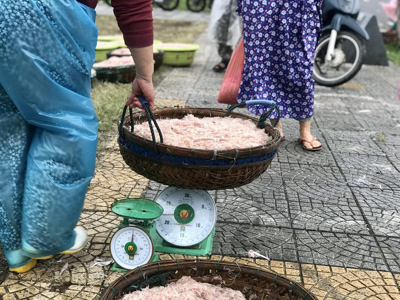 Do tình hình dịch COVID-19 diễn biến phức tạp, quán nhậu, nhà hàng đóng cửa khiến nhiều ngư dân phải tự tìm nơi tiêu thụ.