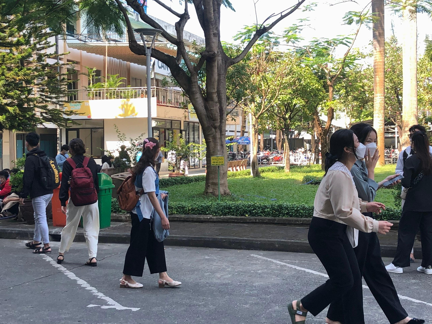 Vừa được đến trường học tập trực tiếp, vừa tự giác phòng chống dịch bệnh nên không chỉ các bạn sinh viên mà giảng viên trong trường ai cũng phấn khởi. Cô Đặng Hồng Cam Vũ giảng viên Trường Đại học Sư phạm hào hứng: “Cô rất vui vì được đến trường dạy trực tiếp cho các bạn sinh viên. Chỉ có những bạn F0, F1 phải cách ly tại nhà còn lại mọi thứ đều ổn” - ảnh Linh Thùy