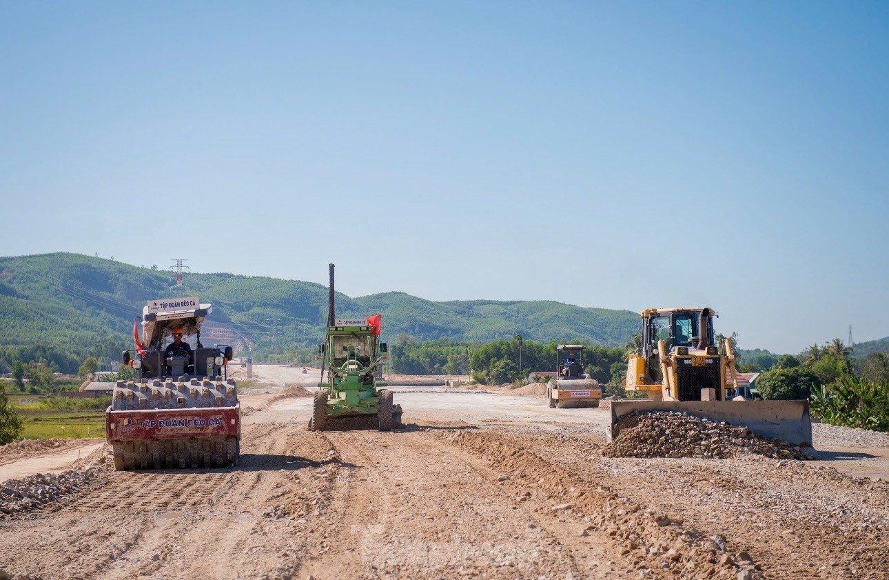 Mùa mưa bão đang cận kề, do vậy công tác thi công càng khẩn trương để hoàn thành bê tông, đẩy nhanh cấp phối.