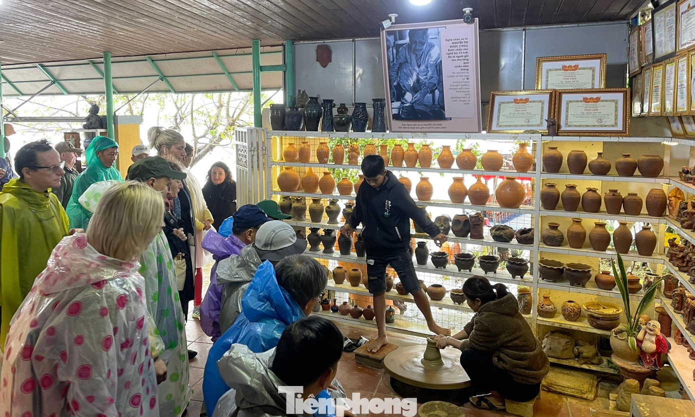 Những ngày này, các nghệ nhân trong làng gốm có tuổi đời 500 năm lại hối hả chuẩn bị đất sét, sửa lại lò nung, nhào nặn linh vật rồng để cung ứng thị trường và phục vụ khách du lịch, tham quan.