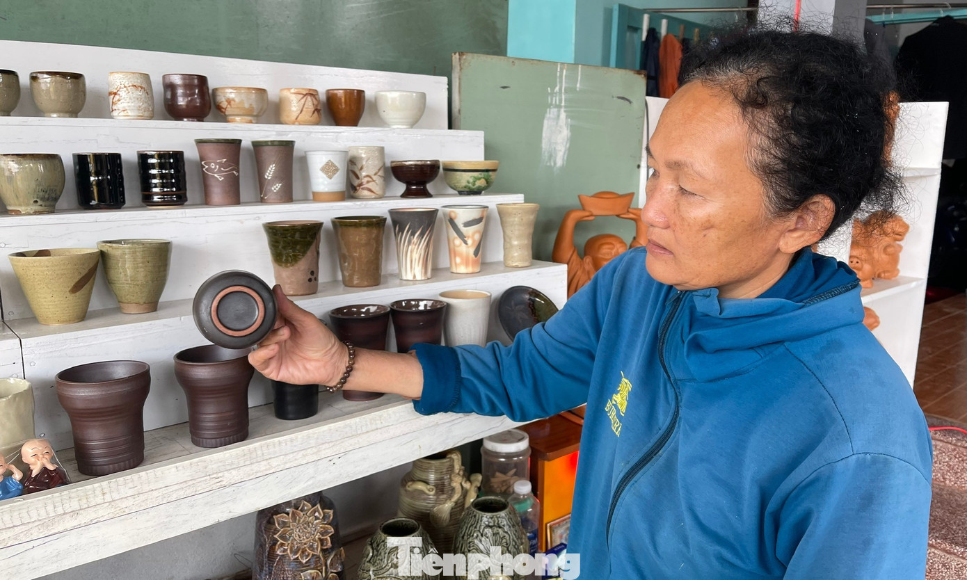 Làng gốm Thanh Hà hiện có trên 30 cơ sở sản xuất gốm thủ công với 3 dòng gốm: sản phẩm lưu niệm, sản phẩm thủ công mỹ nghệ và sản phẩm truyền thống, giữ đặc điểm chung là gốm thô mộc có màu đất nung tự nhiên.