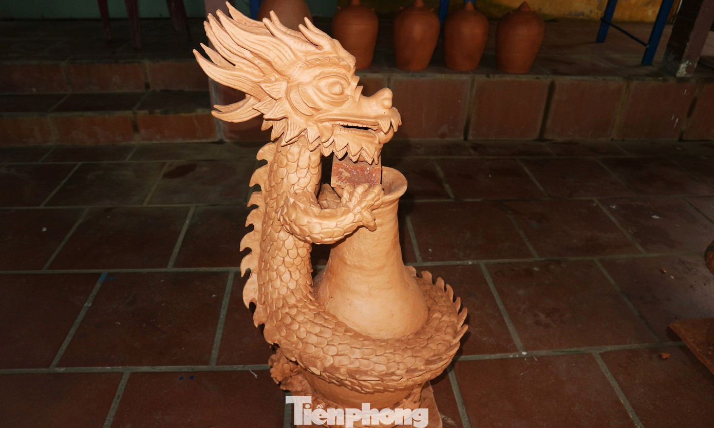 Khác với những tác phẩm năm nay, linh vật rồng của ông Long với vảy rồng được nặn riêng và gắn lên chứ không chạm khắc trực tiếp, bốn chân rồng phải trụ được trên bình gốm để giữ thân mình.