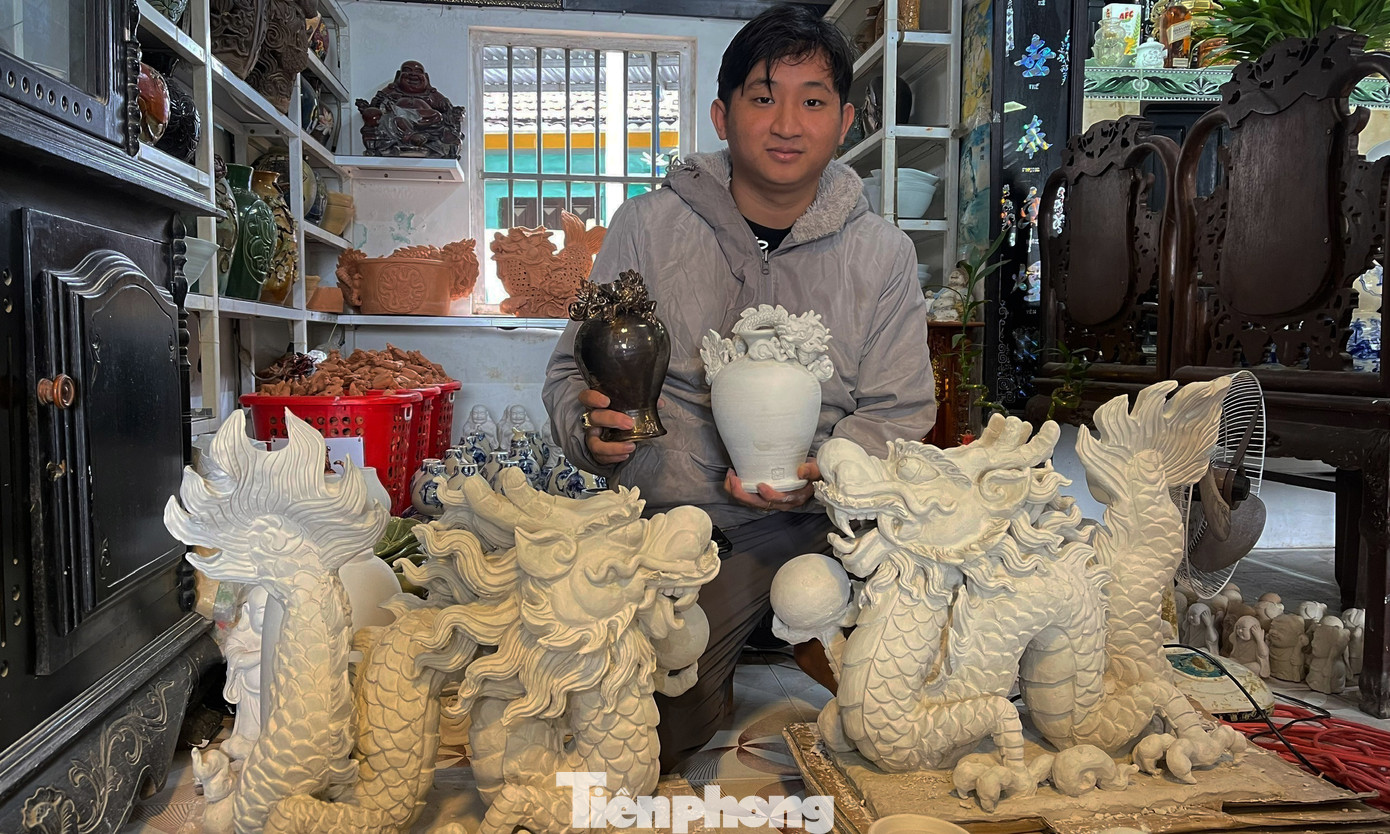 Là một trong 4 hộ tham gia chế tác linh vật rồng, anh Nguyễn Viết Lâm (27 tuổi) đặt nhiều tâm huyết vào cặp rồng thời nhà Nguyễn mà mình đảm nhận. “Trước khi làm mình phải tìm hiểu, nghiên cứu kỹ nguyên bản của con rồng thời Nguyễn. Cặp rồng này hoàn thiện phải mất khoảng 1 tháng, chia ra làm 6 công đoạn. Mỗi công đoạn luôn cần sự chỉn chu, tỉ mỉ từng chút một”, anh Lâm chia sẻ.