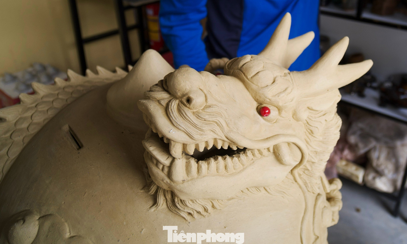 Theo anh Nhật, cặp rồng anh chế tác mất gần 1 tháng mới hoàn thành. Các chi tiết tỉ mỉ từng công đoạn, đặc biệt phần thân rồng phải chú ý kĩ do đất sét ướt, khi dựng lên sẽ bung ra khó ôm sát vào thành bình. Điểm nhấn là đôi mắt rồng được gắn viên ngọc đỏ thể hiện sự cao quý và uy quyền.