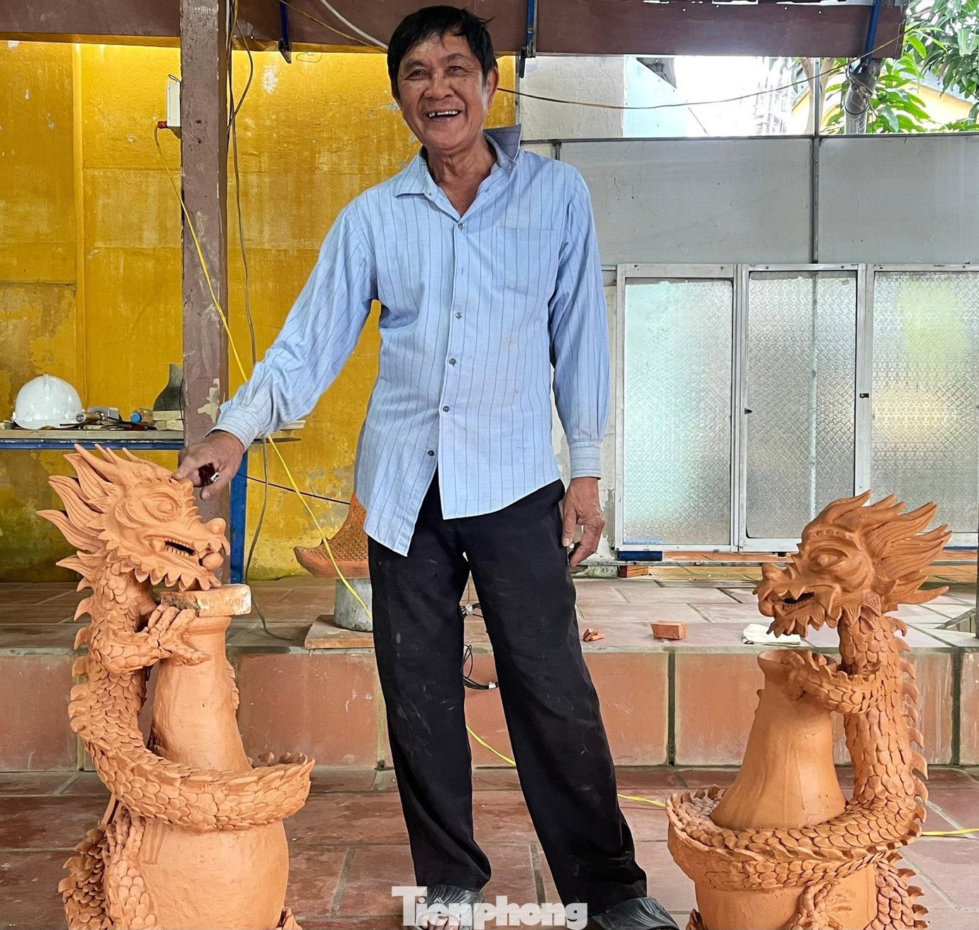 Ông Nguyễn Thành Long, 70 tuổi, từng làm quản lý Công viên đất nung Thanh Hà (Hội An) vui vẻ khi được đảm nhận chế tác linh vật rồng phục vụ dịp Tết này. “Tác phẩm của tôi là rồng châu Á mang đậm nét văn hóa người xưa, và cái ‘hồn’ của người nghệ nhân muốn thể hiện vào trong tác phẩm”, ông Long nói.