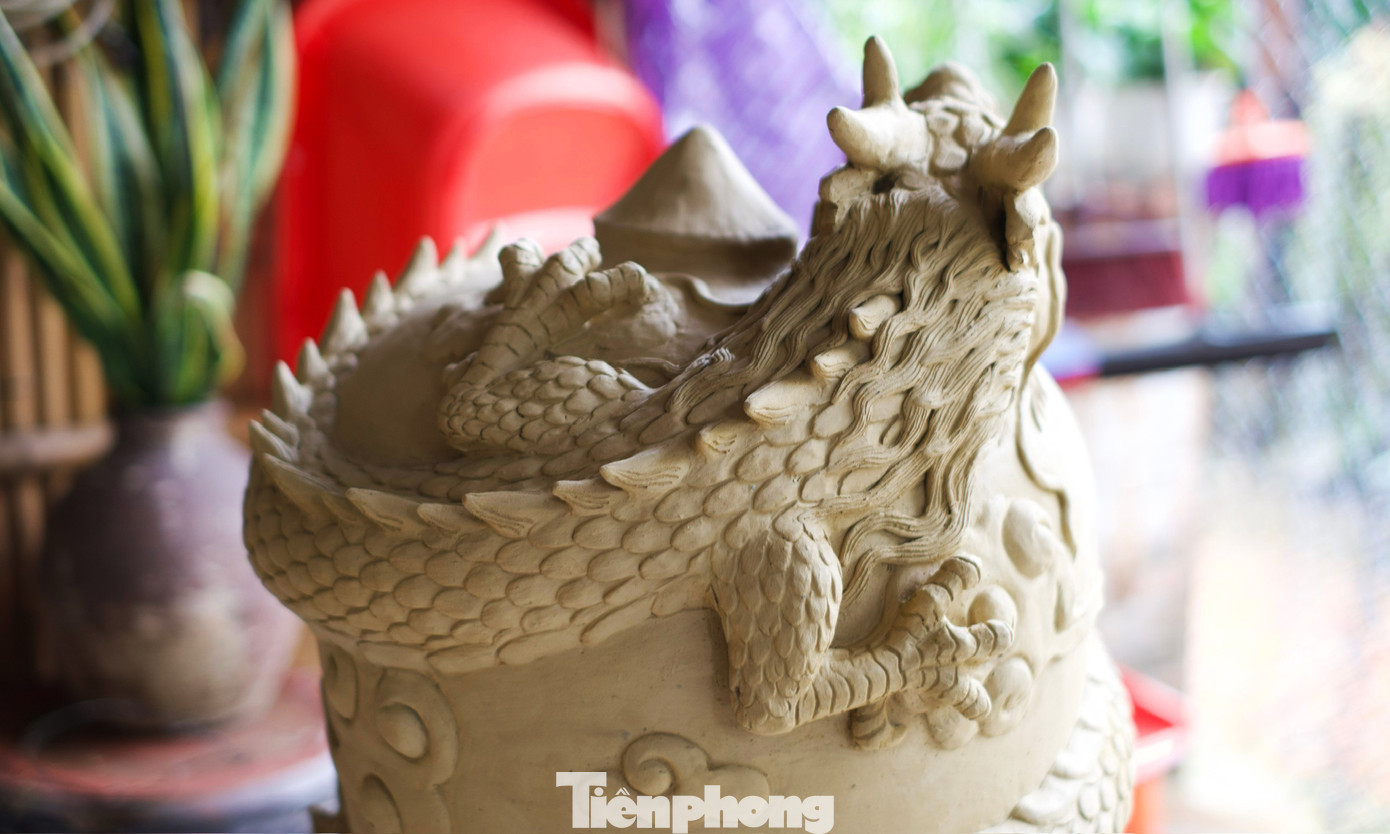 “Năm nay làng có 4 hộ tham gia chế tác linh vật rồng, mỗi cặp rồng đều có nét đẹp riêng. Tác phẩm tôi chế tác là linh vật rồng quấn quanh bùng binh. Rồng là linh vật thiêng liêng, còn bùng binh (heo đất) là truyền thống, nét đẹp lâu đời gắn với làng gốm, nó có ý nghĩa như một năm rồng đầy ấp ấm no, tiền tài đong đầy”, anh Nhật cho biết.