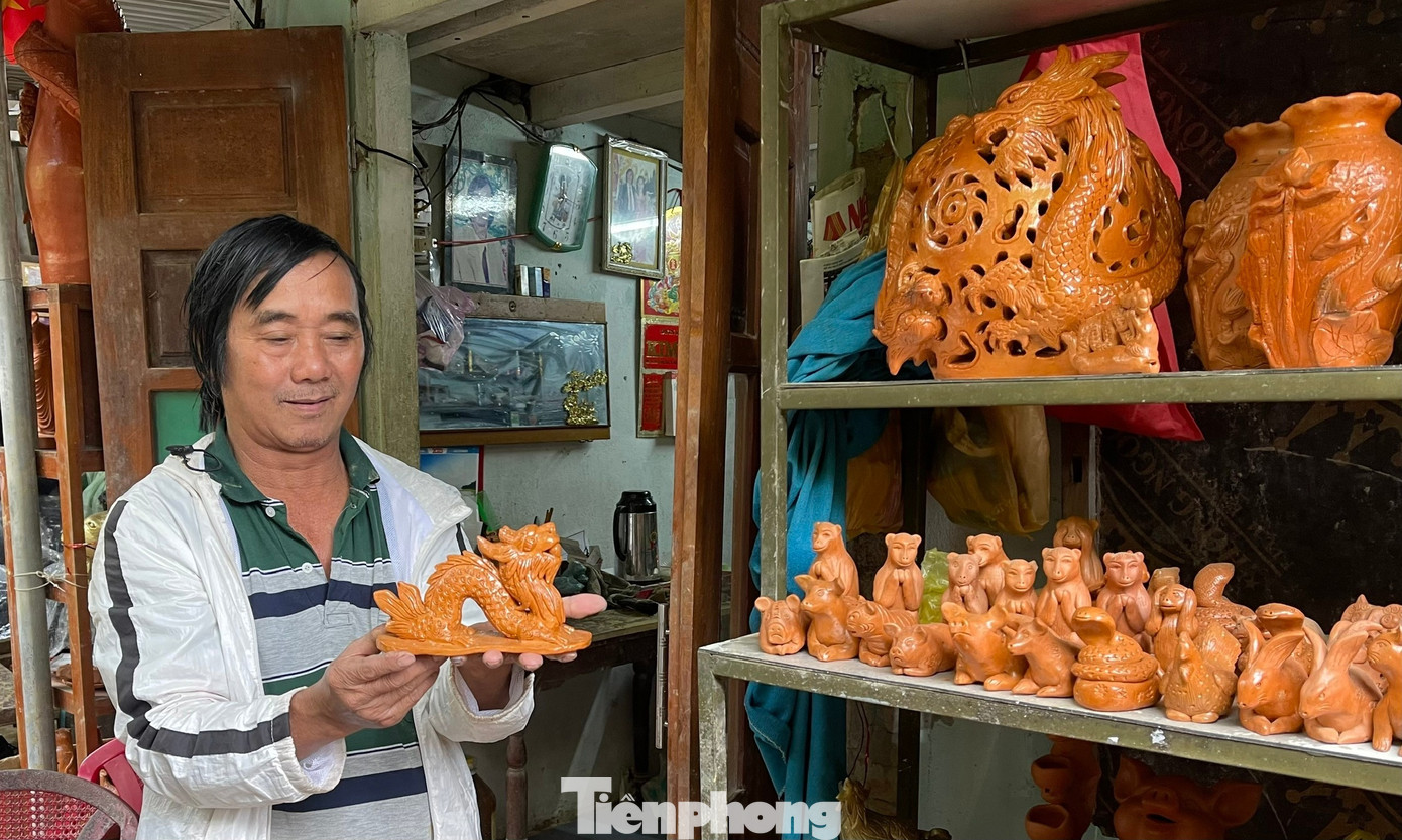 Làng gốm Thanh Hà hiện có trên 30 cơ sở sản xuất gốm thủ công với 3 dòng gốm: sản phẩm lưu niệm, sản phẩm thủ công mỹ nghệ và sản phẩm truyền thống, giữ đặc điểm chung là gốm thô mộc có màu đất nung tự nhiên.