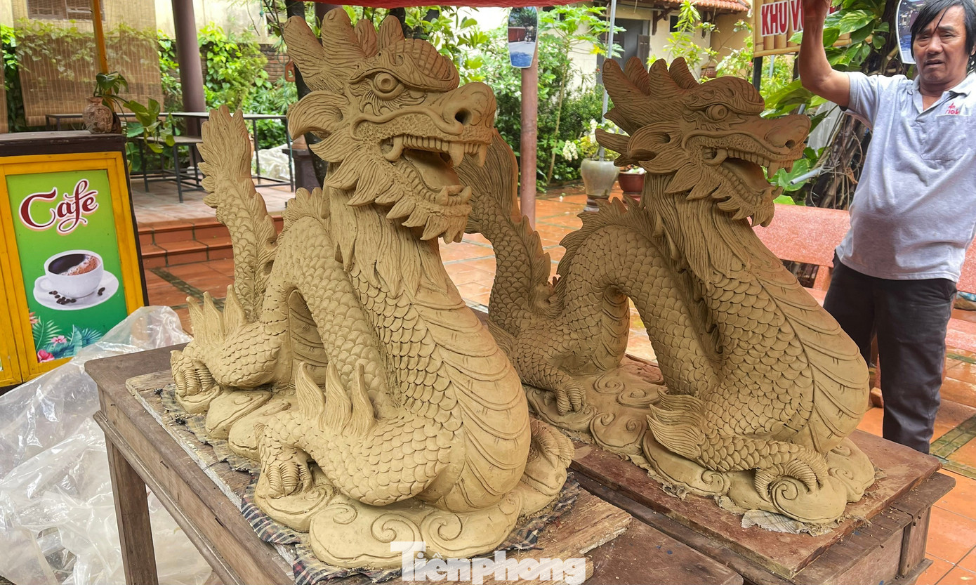Anh Lê Văn Hoàng (38 tuổi) trực tiếp chế tác cặp rồng đứng, dưới sự chỉ dẫn của cha mình là ông Lê Văn Xê. Phần đầu của con rồng là công đoạn khó làm nhất, vì nó tập trung nhiều chi tiết tạo nên cái "hồn" của linh vật. Tất cả đều phải sắc nét, tinh xảo, toát lên được vẻ đẹp hình tượng thiêng liêng, cao quý, đầy vẻ uy quyền. Với cặp rồng này, anh mất khoảng 20 ngày để hoàn thành và đang trong công đoạn nung.