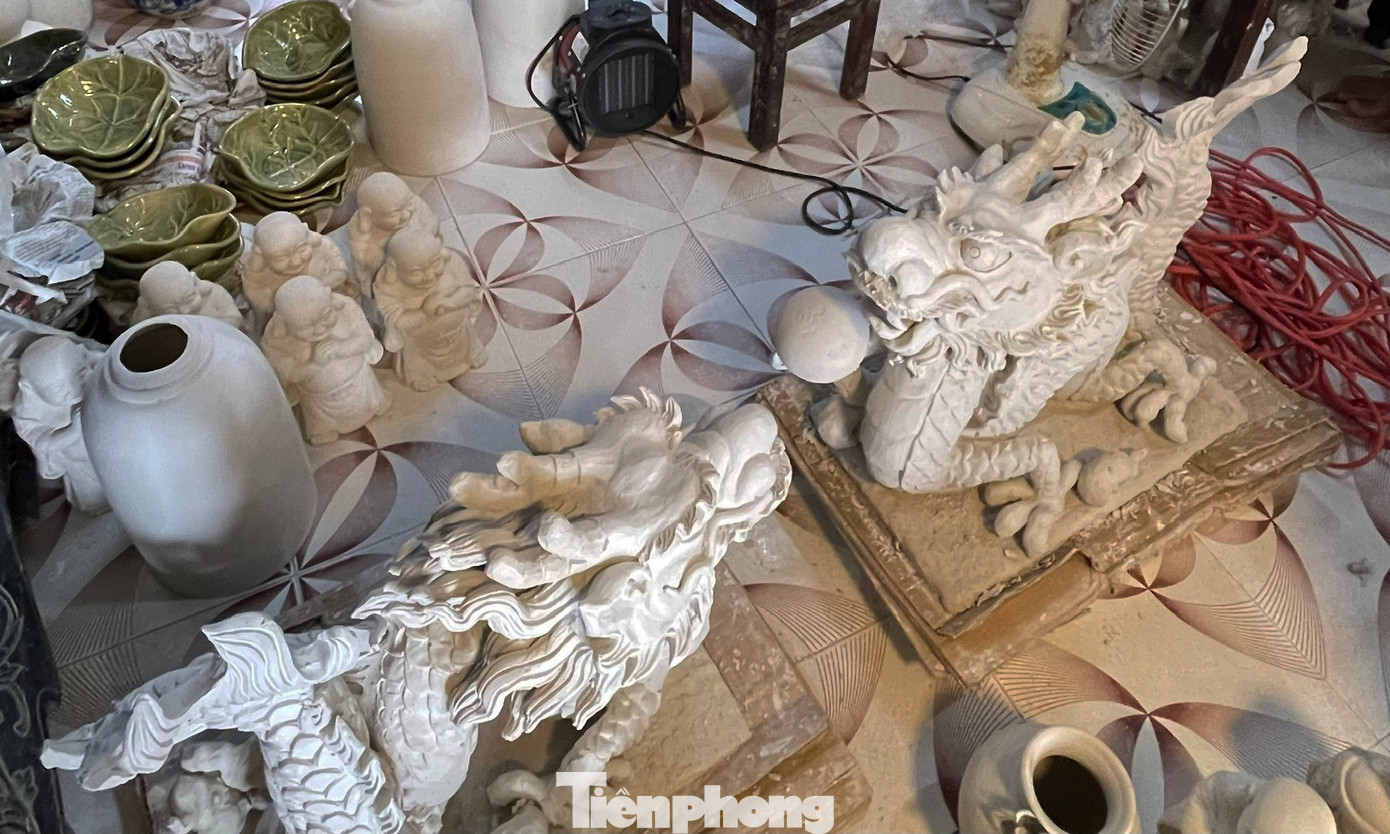 Tác phẩm linh vật rồng của anh Lâm vừa qua công đoạn phơi gió để ép nước trước khi đem nung. Dự kiến sẽ hoàn thành trong tuần này để kịp phục vụ cho khách du lịch tham quan.