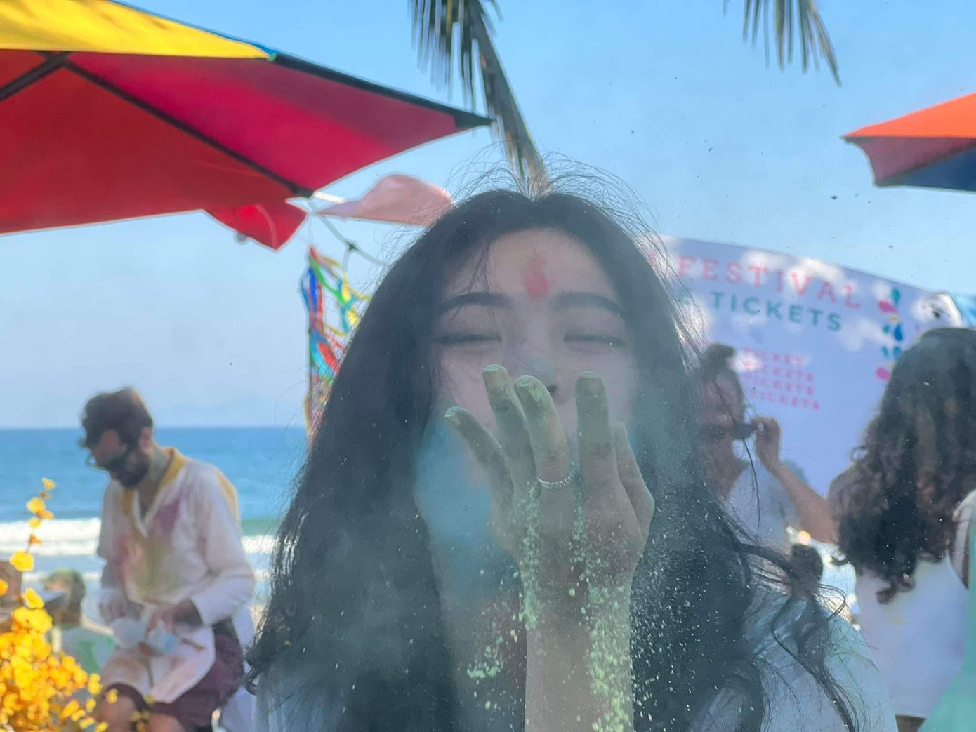 Một bạn trẻ hòa mình vào với bột màu - Ảnh: Bảo Quyên