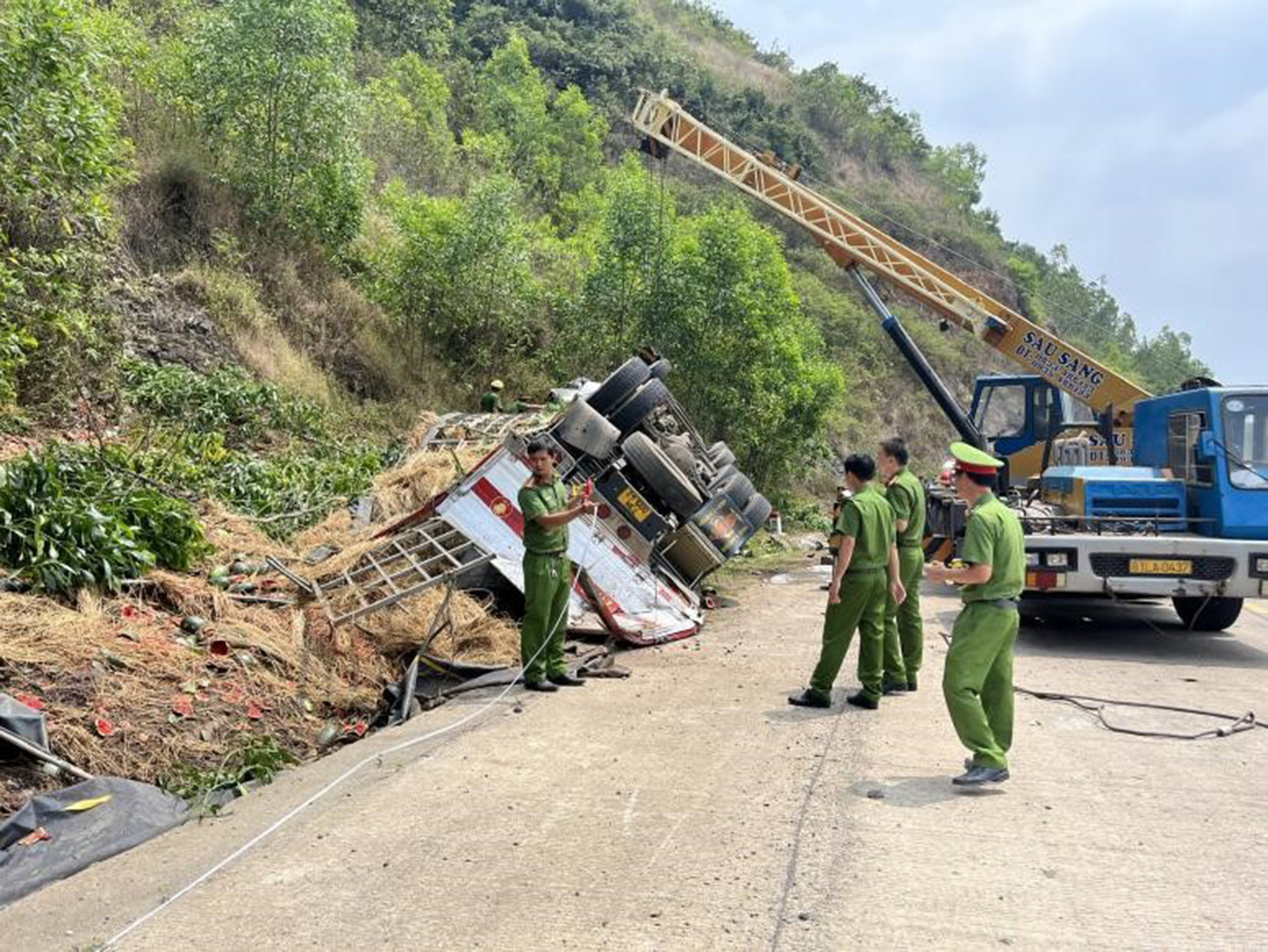 Các lực lượng chức năng đang đo đạc hiện trường, xác định nguyên nhân vụ tai nạn. Ảnh: Huyền Oanh.