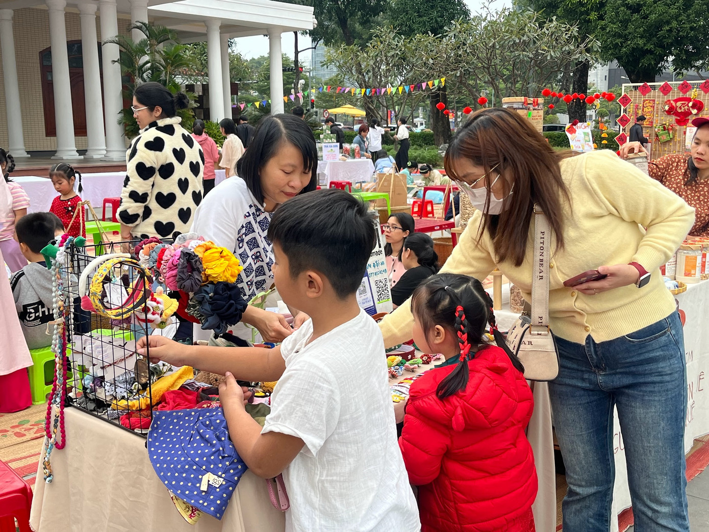 Đặc biệt, năm nay Bảo tàng Đà Nẵng tổ chức thêm “Phiên chợ nhí” dành riêng cho các bé tham gia cùng sự hỗ trợ của cha mẹ. Các bé được trải nghiệm bày bán hoặc trao đổi các mặt hàng như dụng cụ học tập, đồ chơi, thực phẩm… Đây là cơ hội để các bé có điều kiện học hỏi kỹ năng giao tiếp, thuyết phục.Ảnh: Lệ Thủy. Đặc biệt, năm nay Bảo tàng Đà Nẵng tổ chức thêm “Phiên chợ nhí” dành riêng cho các bé tham gia cùng sự hỗ trợ của cha mẹ. Các bé được trải nghiệm bày bán hoặc trao đổi các mặt hàng như dụng cụ học tập, đồ chơi, thực phẩm… Đây là cơ hội để các bé có điều kiện học hỏi kỹ năng giao tiếp, thuyết phục.Ảnh: Lệ Thủy.