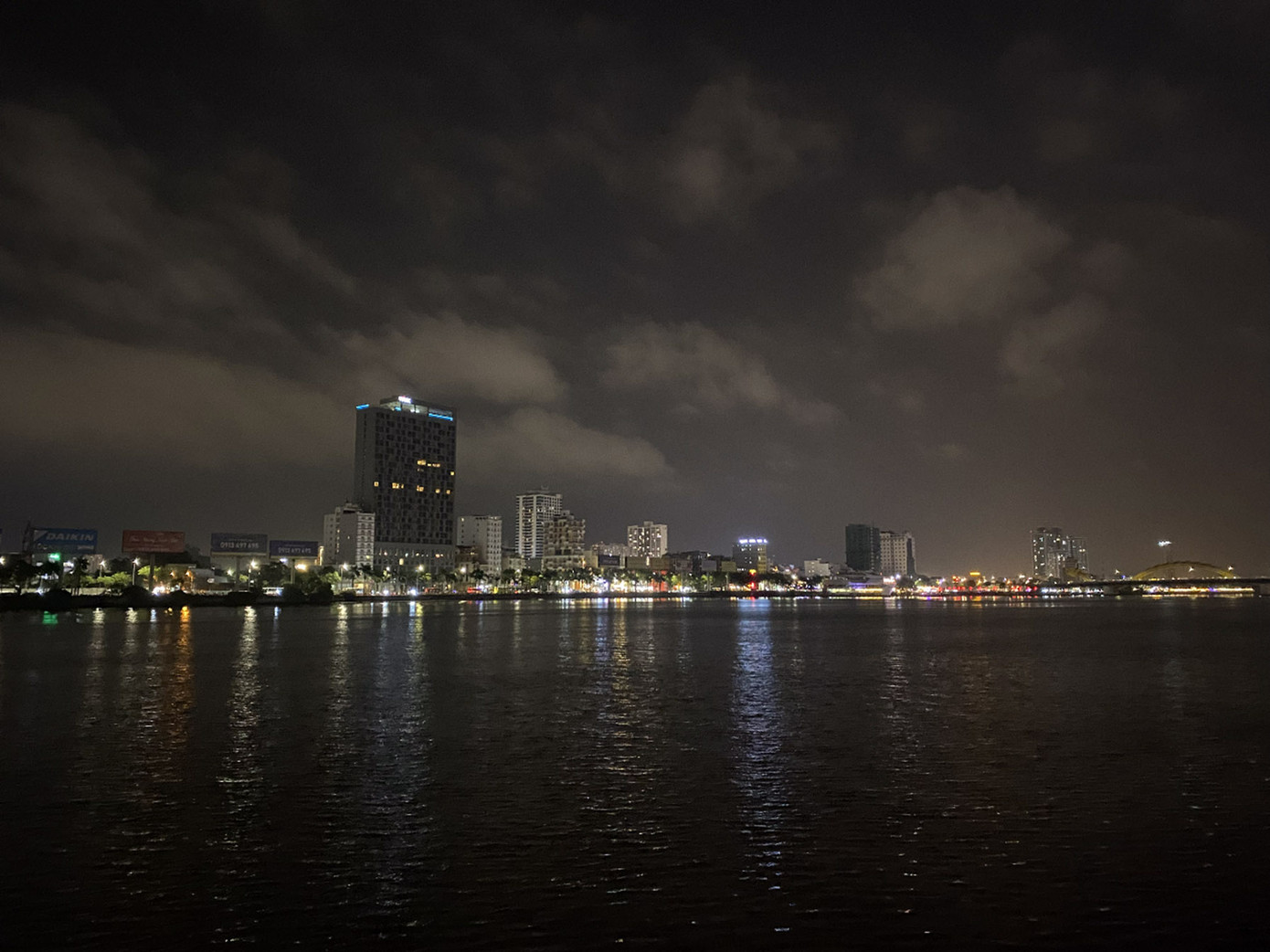 Tất cả những cây cầu bắc qua sông Hàn đều tắt điện chiếu sáng, trang trí. Ảnh: Kiều Trang