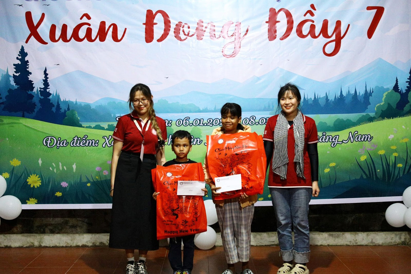 Tổ chức đêm giao lưu văn nghệ cùng đoàn xã Cà Dy và trao 30 suất quà hỗ trợ cho các hộ nghèo, 2 suất quà cho học sinh giỏi trên địa bàn. Tổ chức đêm giao lưu văn nghệ cùng đoàn xã Cà Dy và trao 30 suất quà hỗ trợ cho các hộ nghèo, 2 suất quà cho học sinh giỏi trên địa bàn.