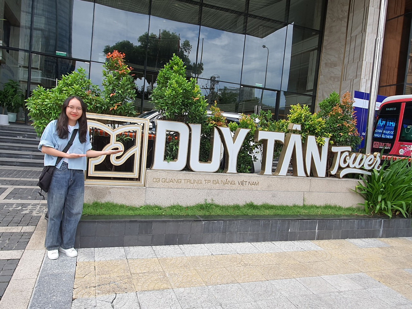 Sinh viên Trịnh Thị Quý Hoàivới niềm say mê học ngoại ngữ ở ĐH Duy Tân