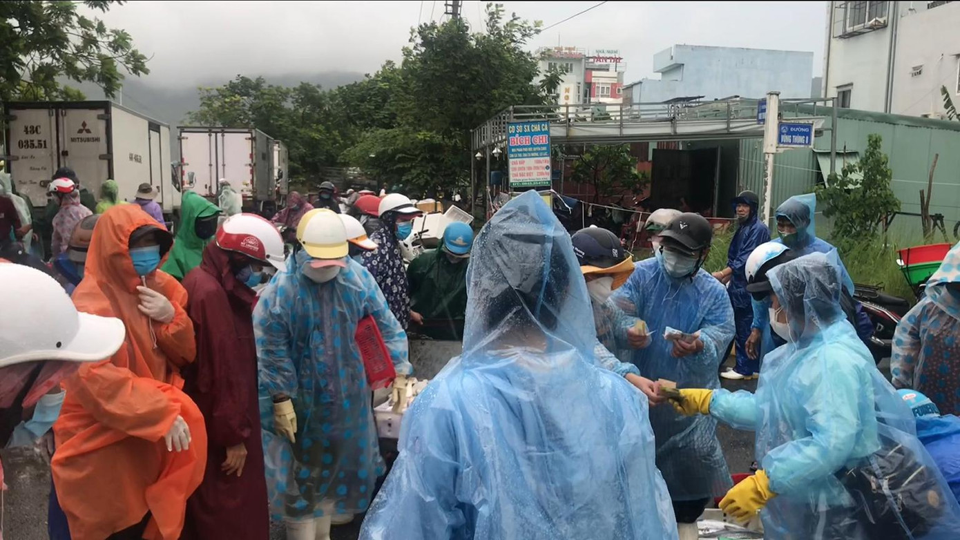 Nên ít nhất phải mấy ngày nữa nguồn hải sản tươi sống tại Đà Nẵng mới có thể dồi dào, khi tàu thuyền được ra biển đánh bắt trở lại - Ảnh Th.L