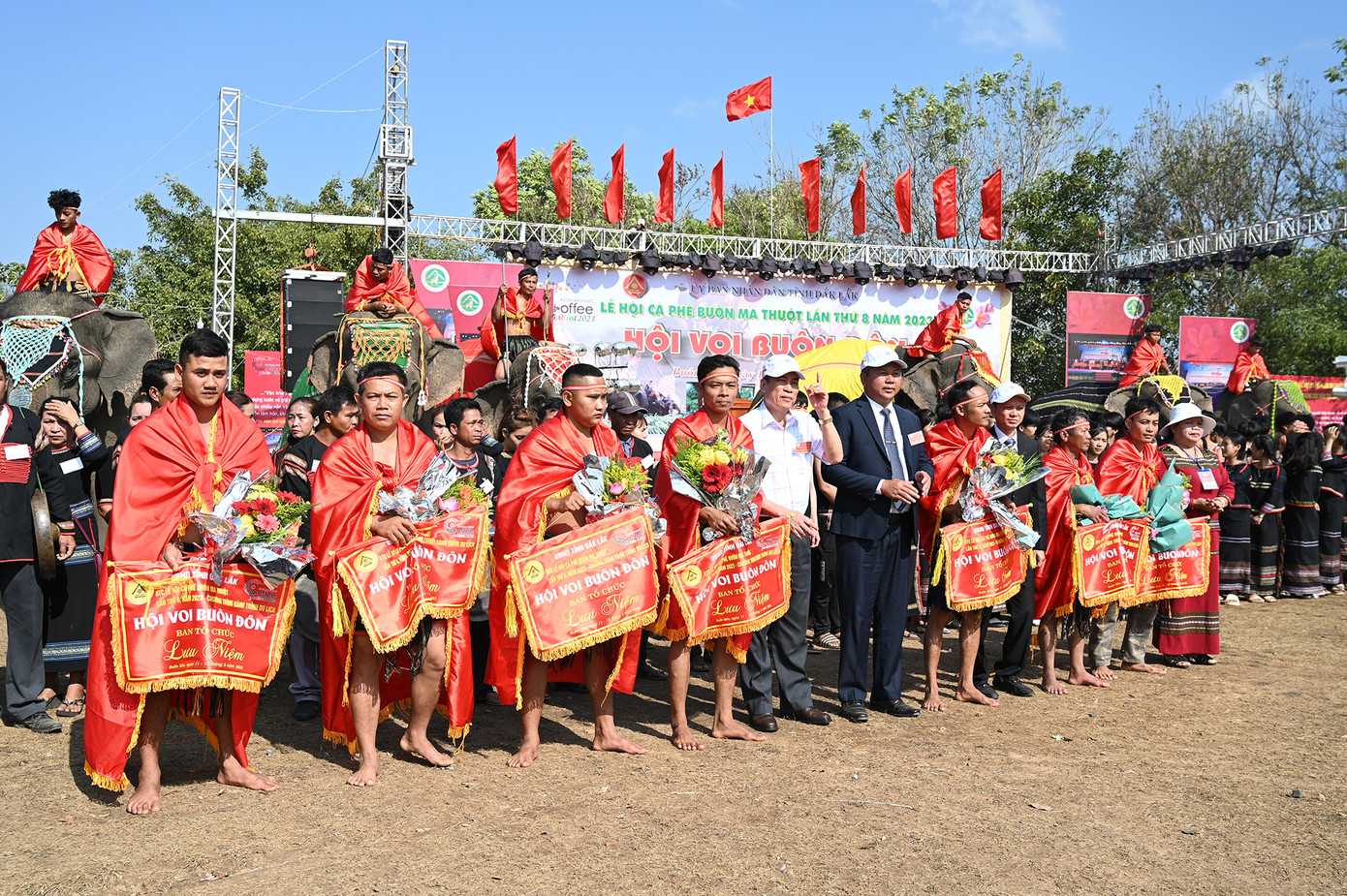 Phó Chủ tịch UBND tỉnh Đắk Lắk ông Võ Văn Cảnh (áo trắng) trao cờ lưu niệm và tặng hoa cho các nài voi và voi. (Ảnh: Huỳnh Như) Phó Chủ tịch UBND tỉnh Đắk Lắk ông Võ Văn Cảnh (áo trắng) trao cờ lưu niệm và tặng hoa cho các nài voi và voi. (Ảnh: Huỳnh Như)