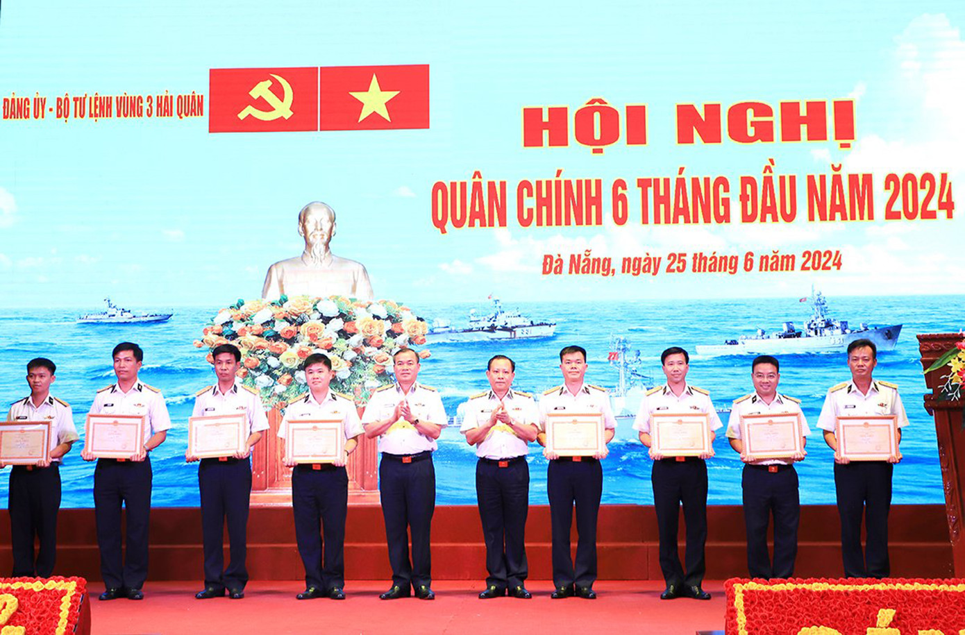 Thủ trưởng Vùng 3 khen thưởng các tập thể, cá nhân có thành tích tốt trong đợt thi đua cao điểm chào mừng Đại hội Thi đua quyết thắng Vùng 3 Hải quân giai đoạn 2019 – 2024. Ảnh: Hoàng Diệu Thủ trưởng Vùng 3 khen thưởng các tập thể, cá nhân có thành tích tốt trong đợt thi đua cao điểm chào mừng Đại hội Thi đua quyết thắng Vùng 3 Hải quân giai đoạn 2019 – 2024. Ảnh: Hoàng Diệu