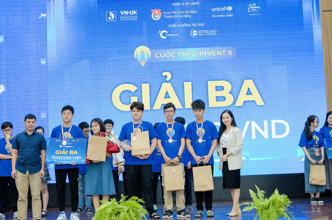 Giải ba được trao cho Đội The Satlers (Trường THPT chuyên Lê Quý Đôn, Đà Nẵng) với dự án “Đồng hồ đeo tay cảnh báo ngất xỉu”.