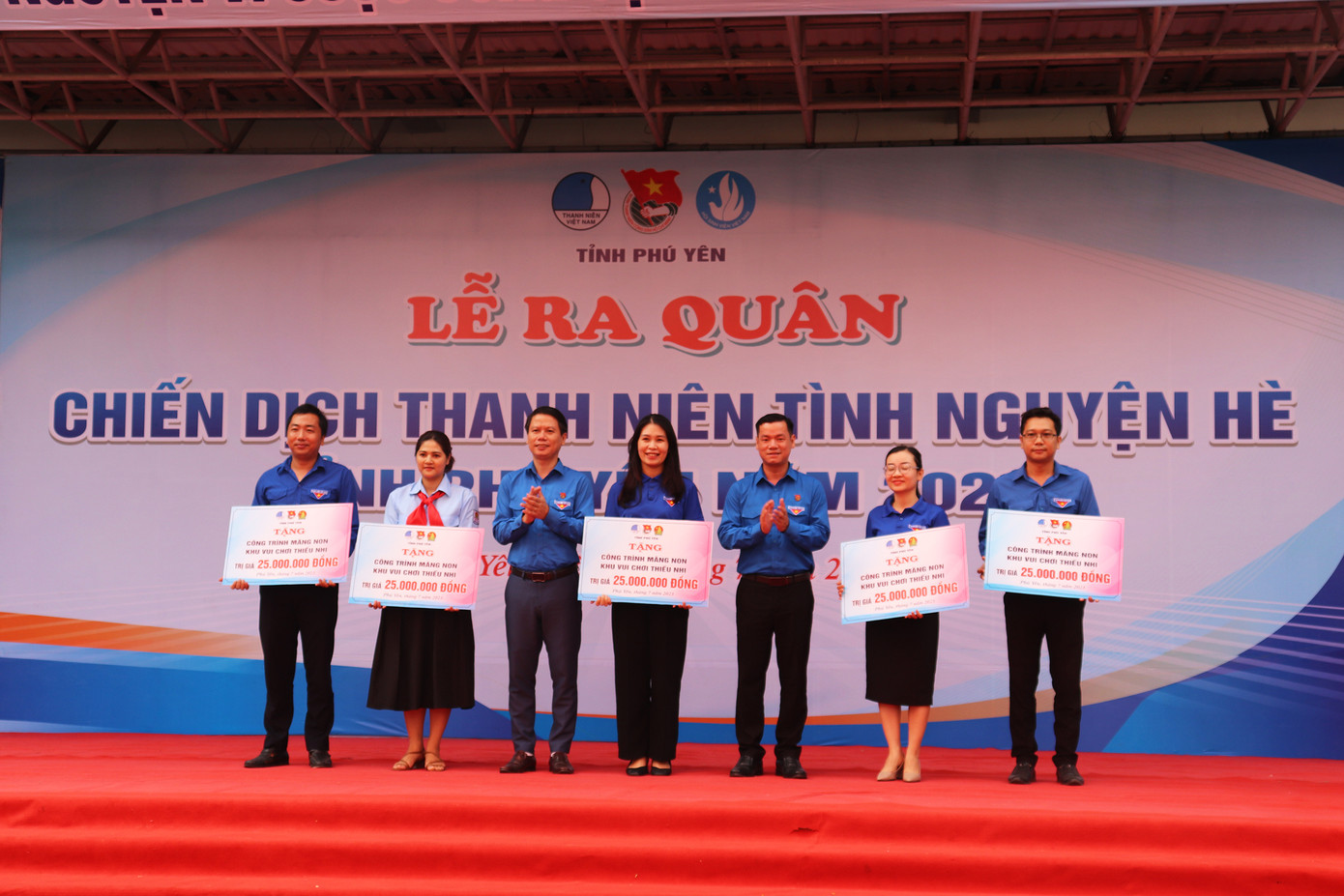 Tỉnh Đoàn và Hội LHTN Việt Nam tỉnh trao tặng bảng tượng trưng các công trình vui chơi cho thiếu nhi. Ảnh: Huyền Oanh Tỉnh Đoàn và Hội LHTN Việt Nam tỉnh trao tặng bảng tượng trưng các công trình vui chơi cho thiếu nhi. Ảnh: Huyền Oanh