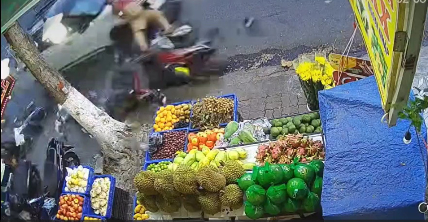 Cảnh xe ô tô húc văng 6 xe máy. Ảnh cắt clip