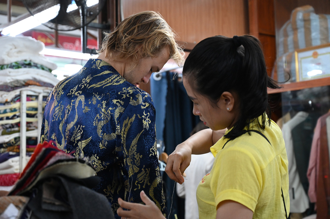 Mặc dù dịch vụ "may nóng" tại Hội An đã xuất hiện và được biết đến hơn 30 năm nay, nhưng với cách tiếp cận rộng rãi qua các nền tảng mạng xã hội, nghề “may nóng” một lần nữa lại "dậy sóng". (Ảnh: Huỳnh Như)