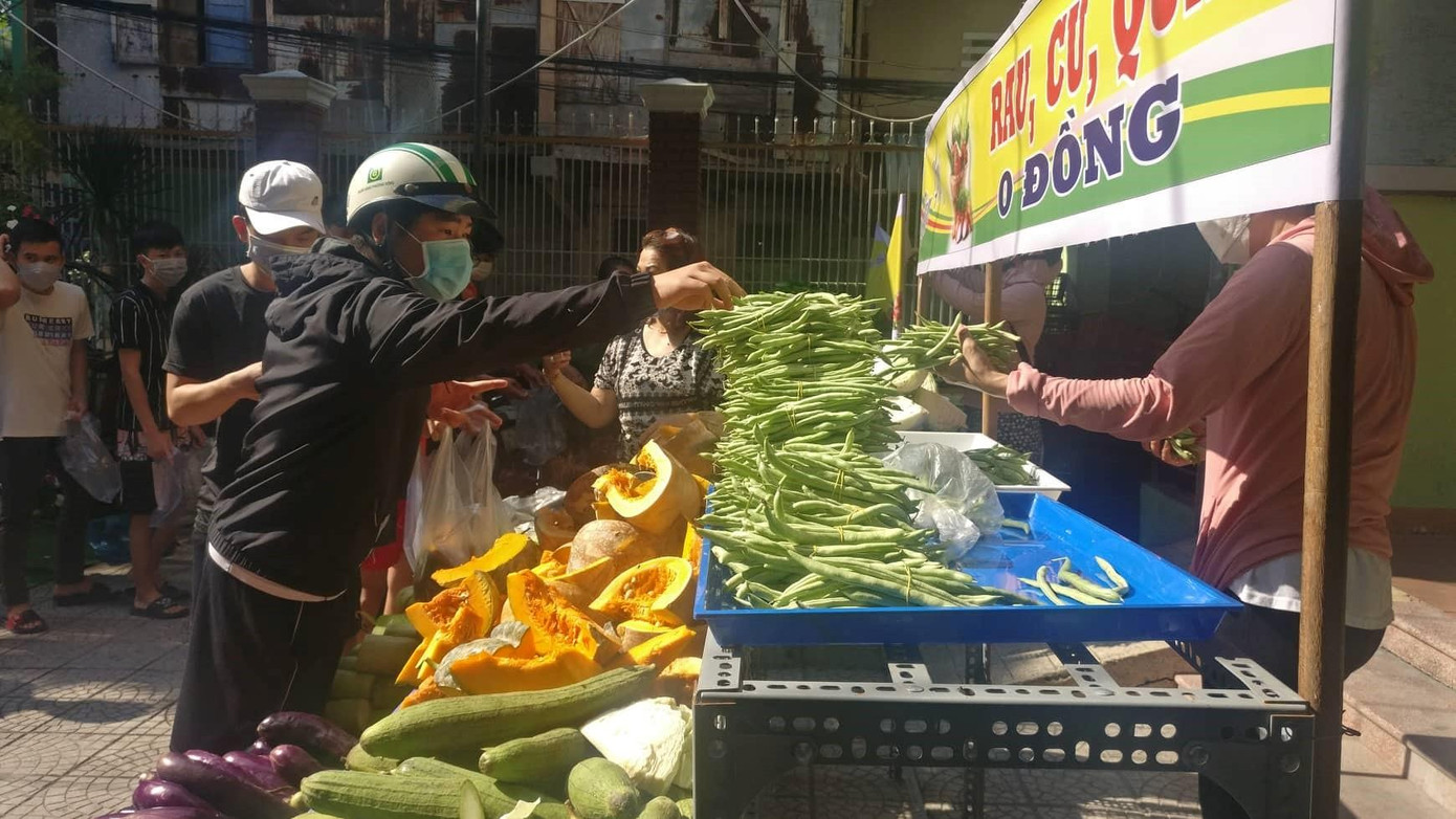 Chị Nguyễn Thị Lan Hương - Chủ tịch Ủy ban MTTQ Việt Nam phường Thanh Bình cho biết ngoài việc tổ chức phiên chợ, mọi người cũng hỗ trợ thêm nhiều suất cho các hộ nghèo, người mất sức lao động, người già neo đơn. Khi phát xong cho các em sinh viên ở đây, các chị sẽ đem các suất thực phẩm đến nhà và trao tận tay cho các cụ già neo đơn - ảnh Tài Anh Hà