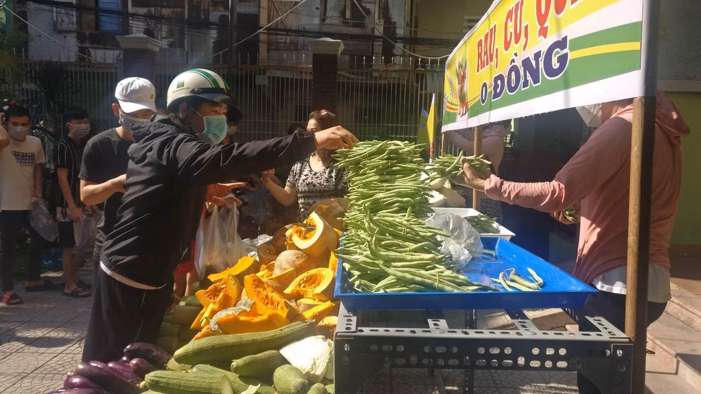 Chị Nguyễn Thị Lan Hương - Chủ tịch Ủy ban MTTQ Việt Nam phường Thanh Bình cho biết ngoài việc tổ chức phiên chợ, mọi người cũng hỗ trợ thêm nhiều suất cho các hộ nghèo, người mất sức lao động, người già neo đơn. Khi phát xong cho các em sinh viên ở đây, các chị sẽ đem các suất thực phẩm đến nhà và trao tận tay cho các cụ già neo đơn - ảnh Tài Anh Hà Chị Nguyễn Thị Lan Hương - Chủ tịch Ủy ban MTTQ Việt Nam phường Thanh Bình cho biết ngoài việc tổ chức phiên chợ, mọi người cũng hỗ trợ thêm nhiều suất cho các hộ nghèo, người mất sức lao động, người già neo đơn. Khi phát xong cho các em sinh viên ở đây, các chị sẽ đem các suất thực phẩm đến nhà và trao tận tay cho các cụ già neo đơn - ảnh Tài Anh Hà