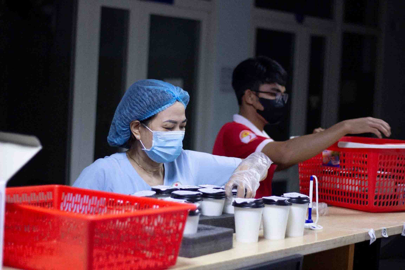 Các suất cháo được sắp xếp cẩn thận cho các bệnh nhân nhận sau khi ngủ dậy.