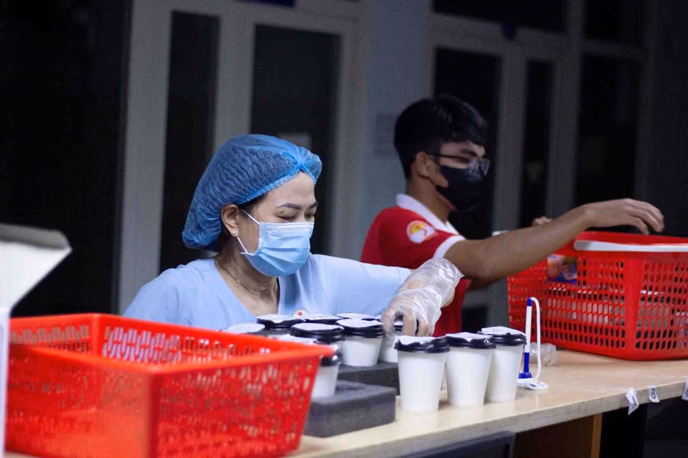 Các suất cháo được sắp xếp cẩn thận cho các bệnh nhân nhận sau khi ngủ dậy.