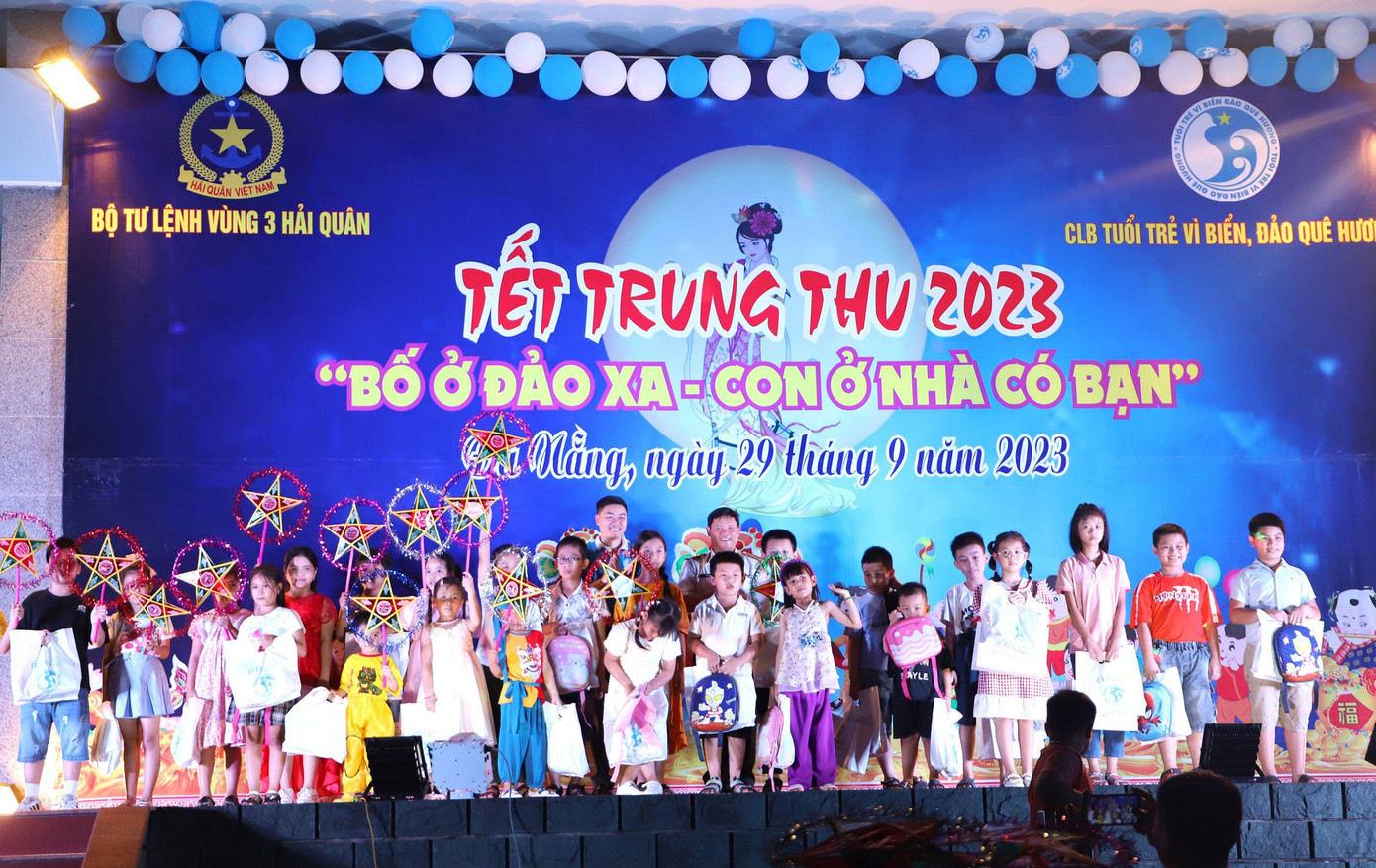 Ban Tổ chức chương trình trao tặng quà Trung thu cho các cháu con em cán bộ, chiến sĩ đang bảo vệ biển đảo Tổ quốc (Ảnh: Hoàng Diệu)