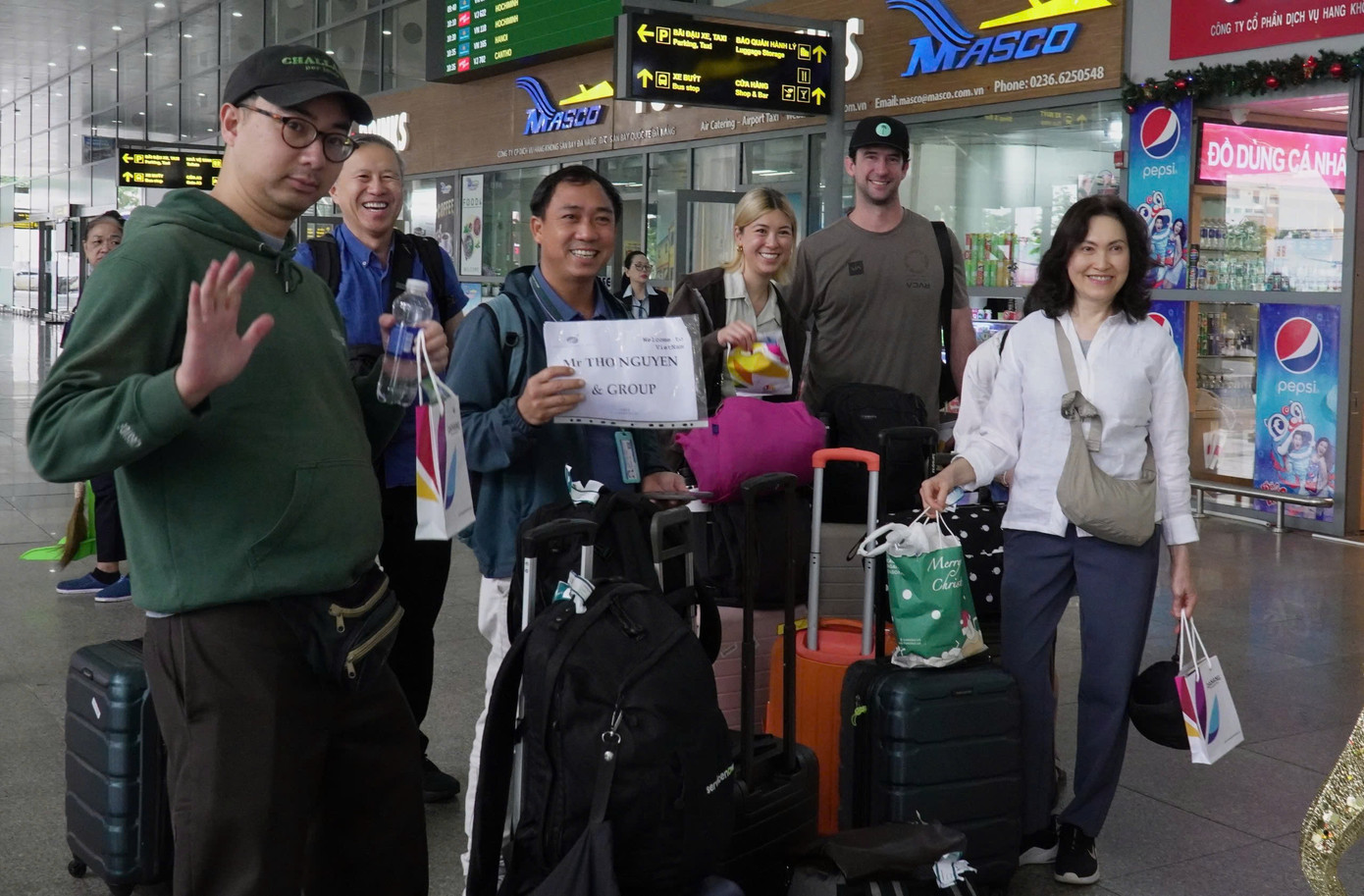 Sáng 1/1/2025, Đà Nẵng chào đón những vị khách đến thành phố bằng đường hàng không.