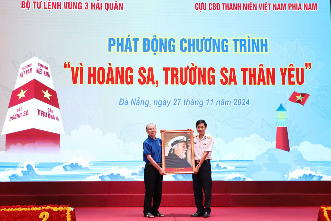 Đại tá Phạm Đình Thành - Phó Chính ủy Vùng 3 Hải quân, tặng ảnh Bác Hồ cho đoàn đại biểu. Ảnh: Hoàng Diệu Đại tá Phạm Đình Thành - Phó Chính ủy Vùng 3 Hải quân, tặng ảnh Bác Hồ cho đoàn đại biểu. Ảnh: Hoàng Diệu