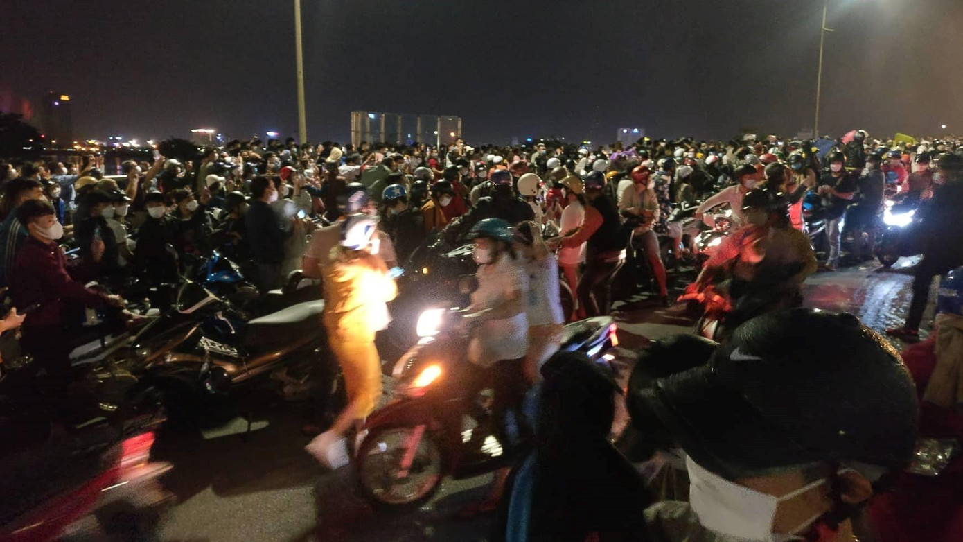 Từ tối 12/2, hàng ngàn người dân Đà Nẵng và các tỉnh lân cận Quảng Nam, Thừa Thiên - Huế và khách du lịch đã tập trung để xem cầu Rồng phun lửa, phun nước trở lại sau thời gian dài tạm dừng vì dịch COVID-19 - ảnh Kim Ngân